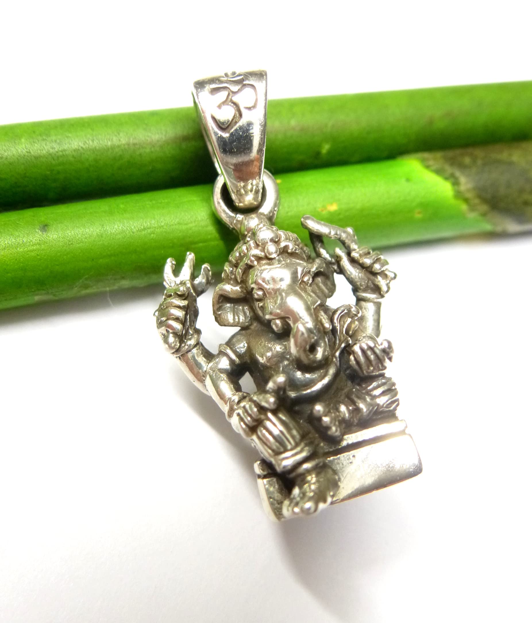 Ciondolo Ganesha, in argento Sterling lavorato con simbolo portafortuna, unisex