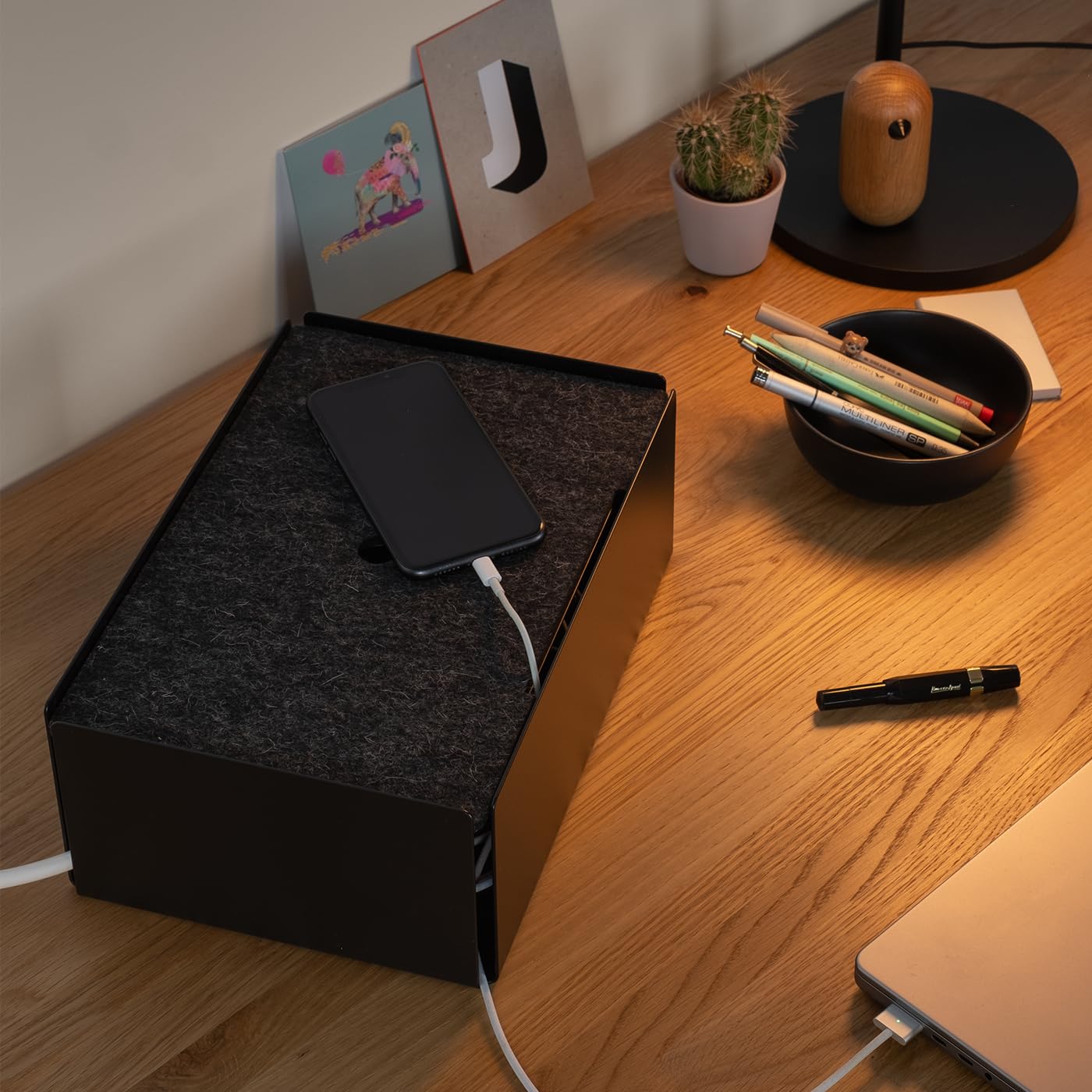 Charge-Box Design Ladestation, Schwarz/Filz Granit | Kabelmanagement-System, Filz- oder Korkauflage, Wandmontierbar, Pulverbeschichteter Stahl, made in Germany