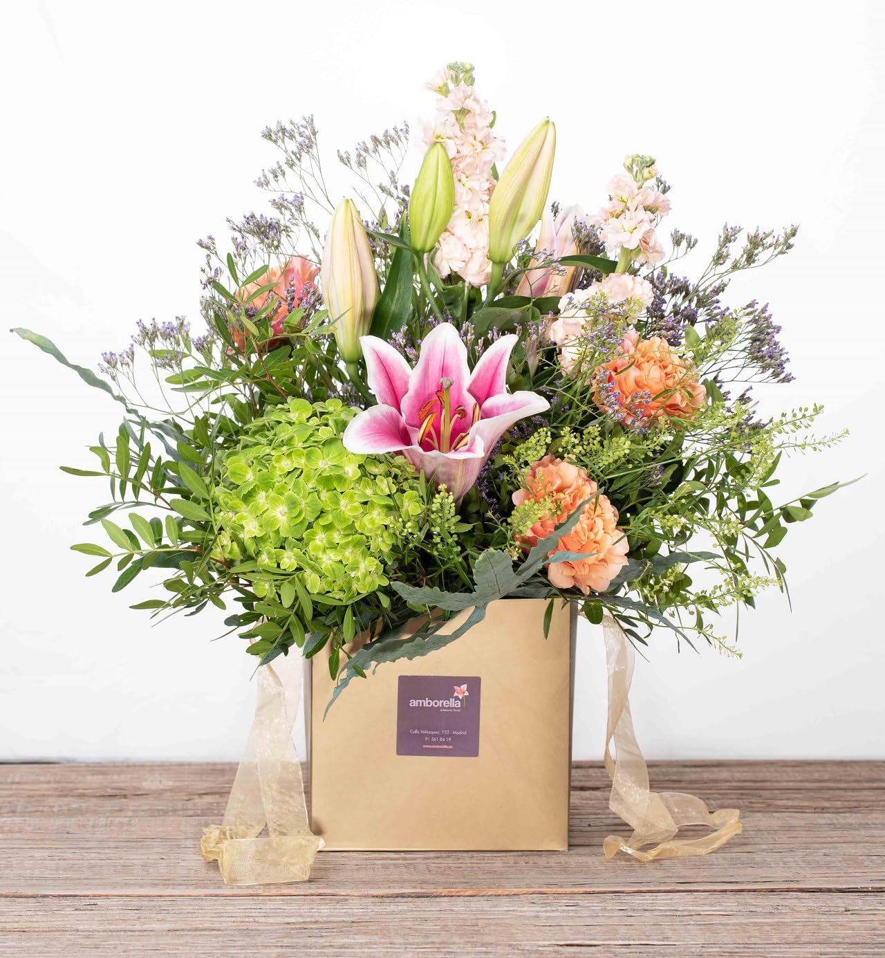 AMBORELLA | Ramo de flores variadas en bolsa con burbuja de agua en el interior. | Entrega Rápida y Cuidada | Con Tarjeta de Dedicatoria Personalizada | Ideal para Regalo Sorpresa | Flores a Domicilio