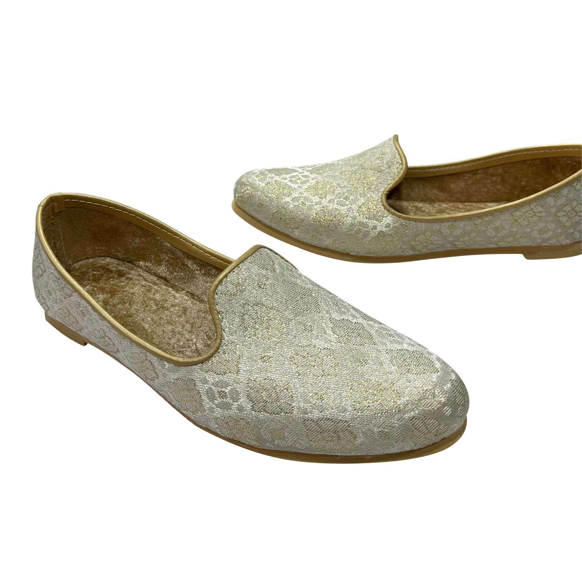 Scarpe da uomo color crema oro ricamate etniche slip-on matrimonio punjabi jutti fatte a mano mojari party scarpe