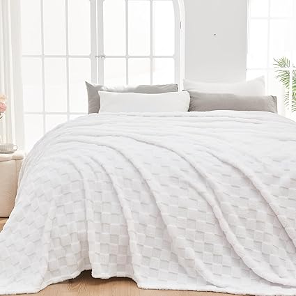 NEWCOSPLAY Super Soft King Blanket White Premium Silky Flannel Fleece 3D Checkered Lightweight Bed Blanket All Season Use (White Checkered, King(90"x110"))