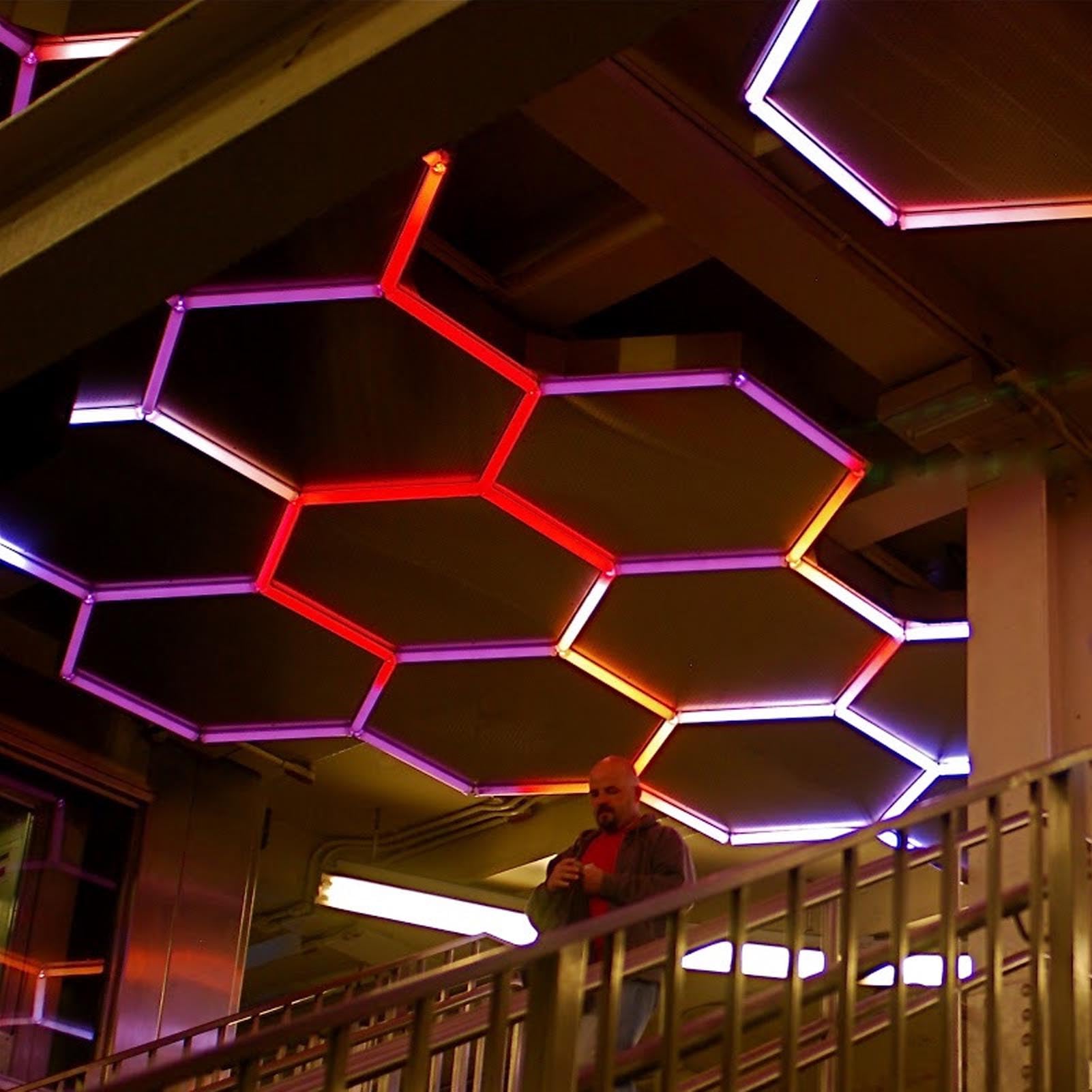 KIMISS Luces de Pared LED RGB Inteligentes - Luces Hexagonales Remotas Luz de Panel de Techo LED RGB para Garaje IP54 a Prueba de Agua para Juegos de Fiesta Horizontal 3 Orificios