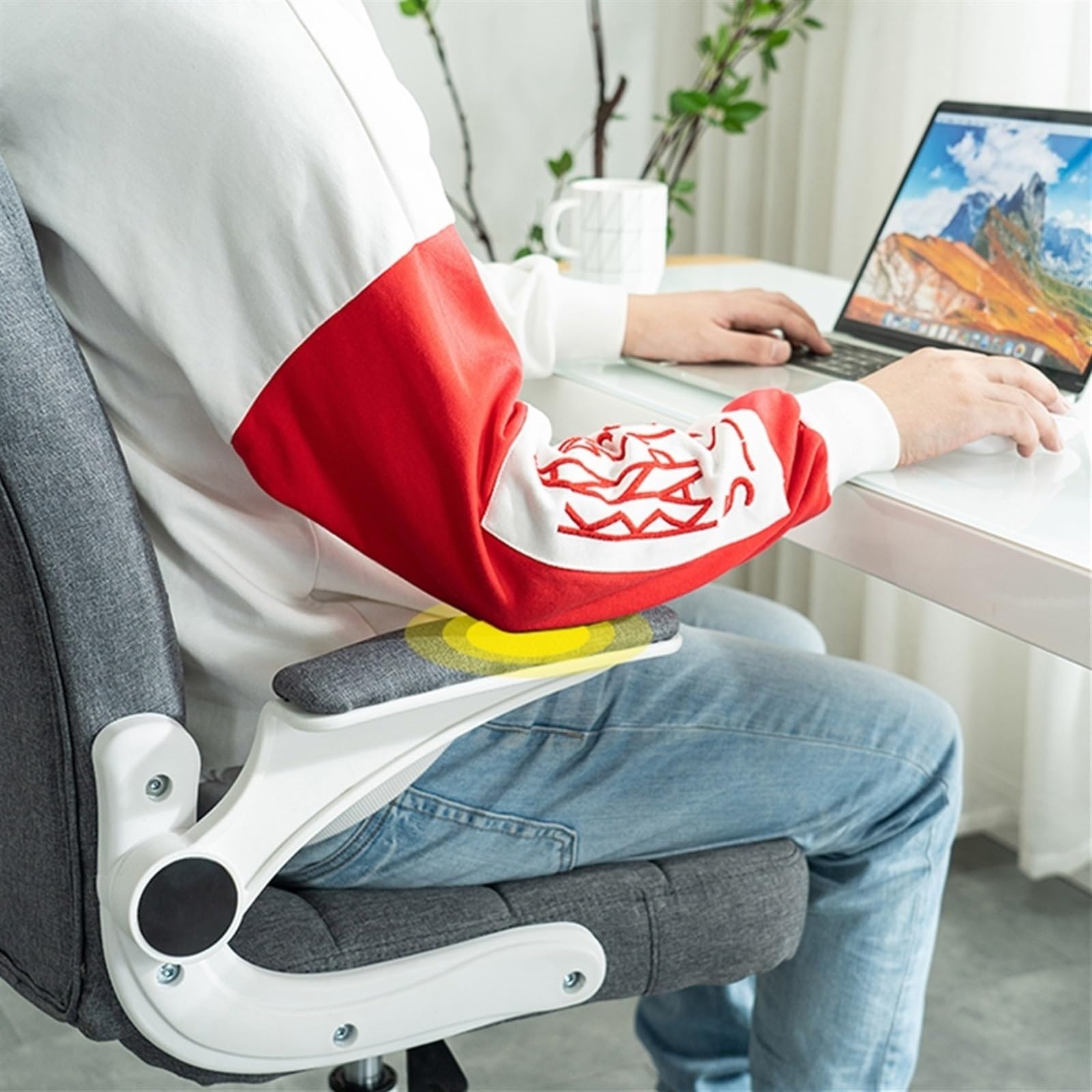Sedia da ufficio con seduta girevole, braccioli regolabili, tessuto confortevole, schienale medio per casa e studio, design ergonomico per maggiore sostegno e comfort