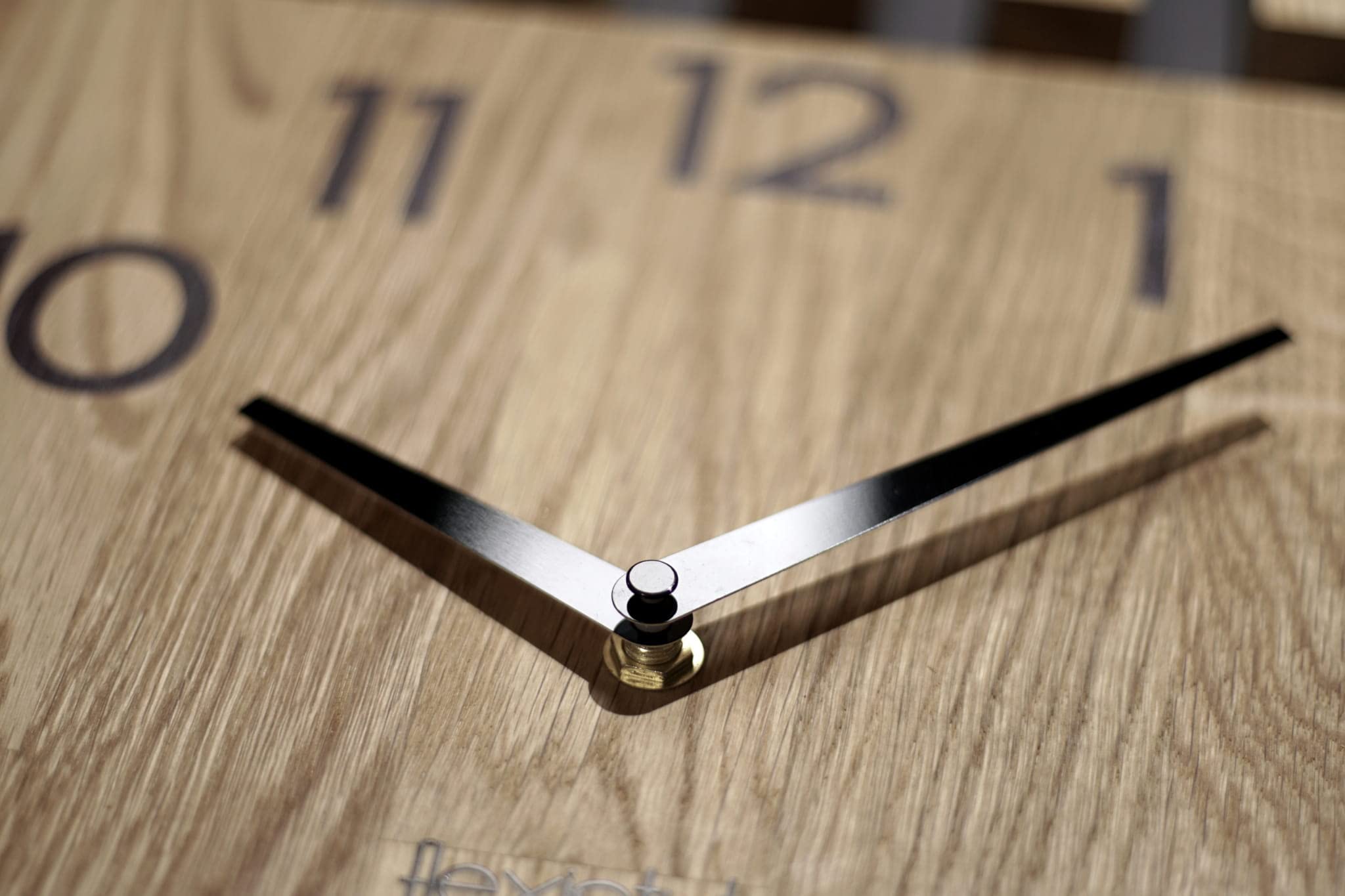 FLEXISTYLE Orologio da parete grande, moderno in legno di quercia, 155 x 30 cm, senza ticchettio, moderno, legno di quercia, nero, MDF, effett, soggiorno (quercia)
