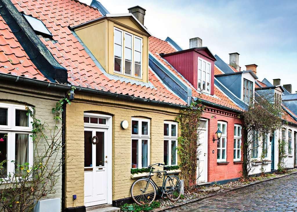 Ravensburger Scandinavian Places - Houses in Aarhus, Denmark - 1000 Piece Jigsaw Puzzle | Cozy & Colorful Homes | FSC-Certified Materials