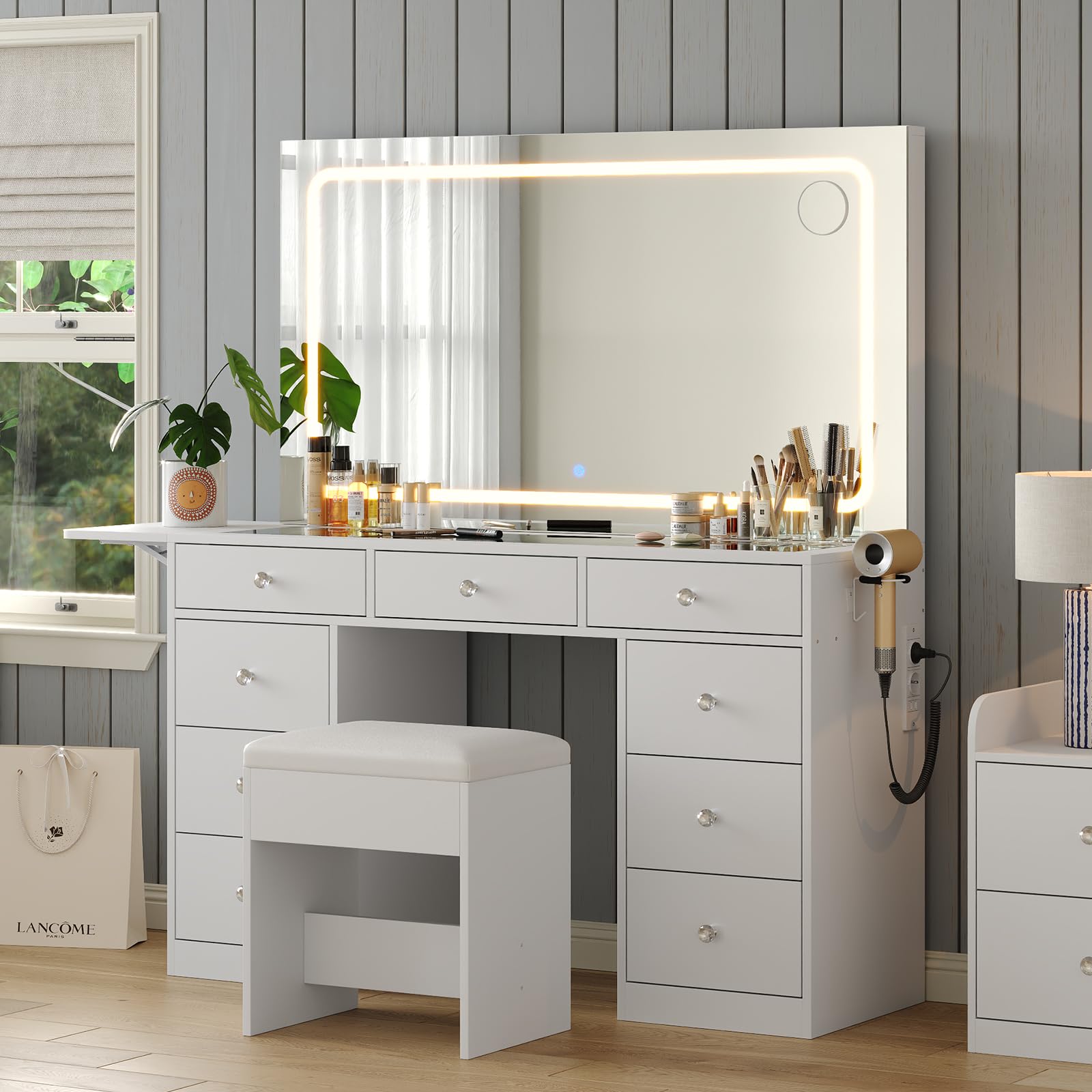 Yanosaku Tocador de Maquillaje con Espejo LED y Taburete, 9 Cajones, Mesa de Cristal y Tomas de Corriente, 3 Modos de Luz Regulables, Panel Plegable, Tocador Moderno Blanco para Dormitorio