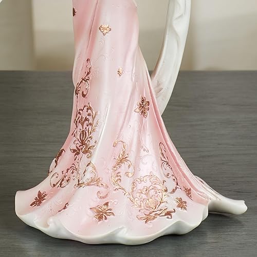 Miniatura 5 de Miss Madelyn - Figura elegante para dama, rosa pastel suave, vestido fluido, envoltura de marfil, sombrero y guantes largos en un aspecto glamoroso,