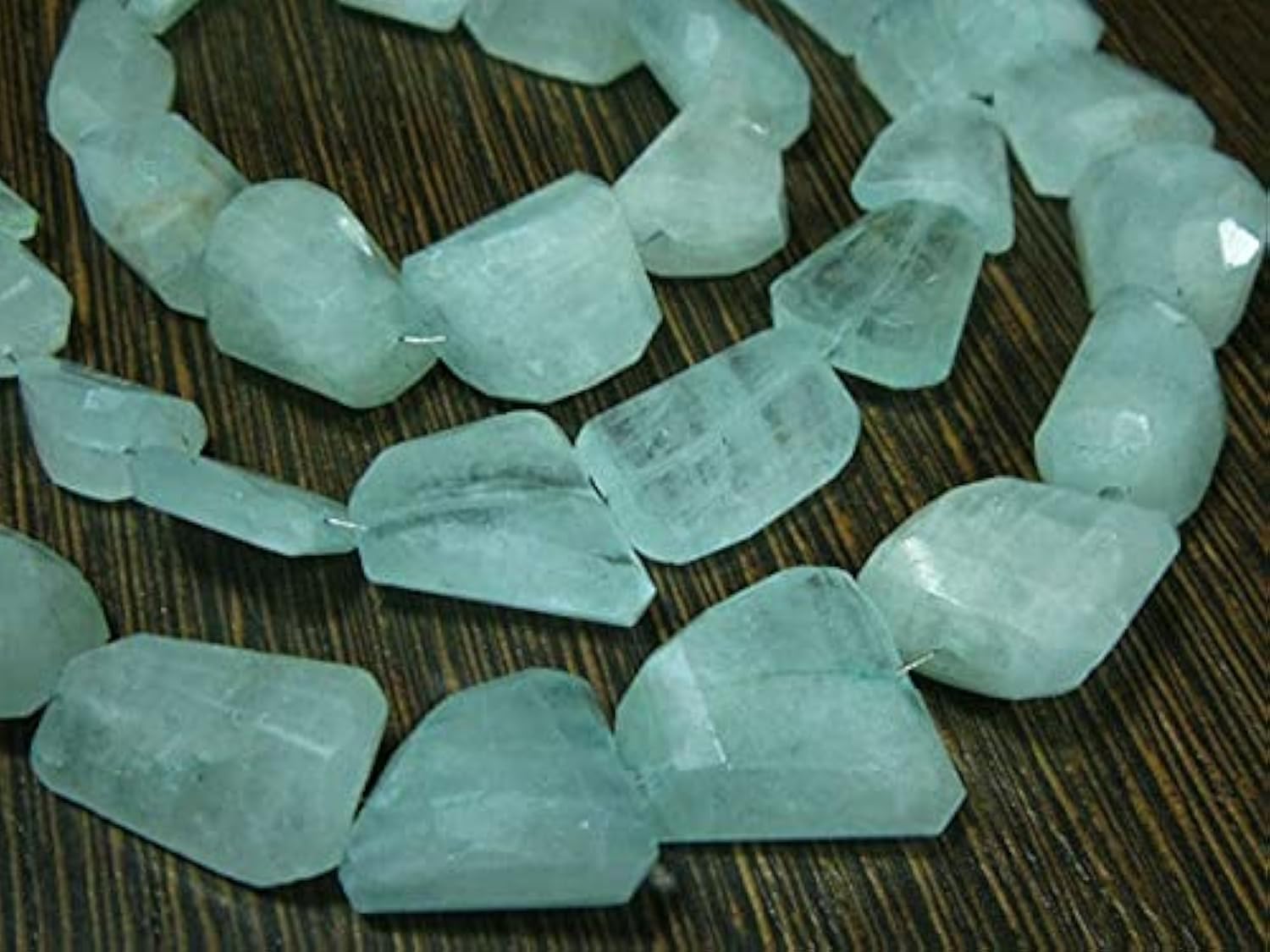 Aigue-marine facettée 10-18mm : donnez du volume et de l'éclat à vos bijoux plats