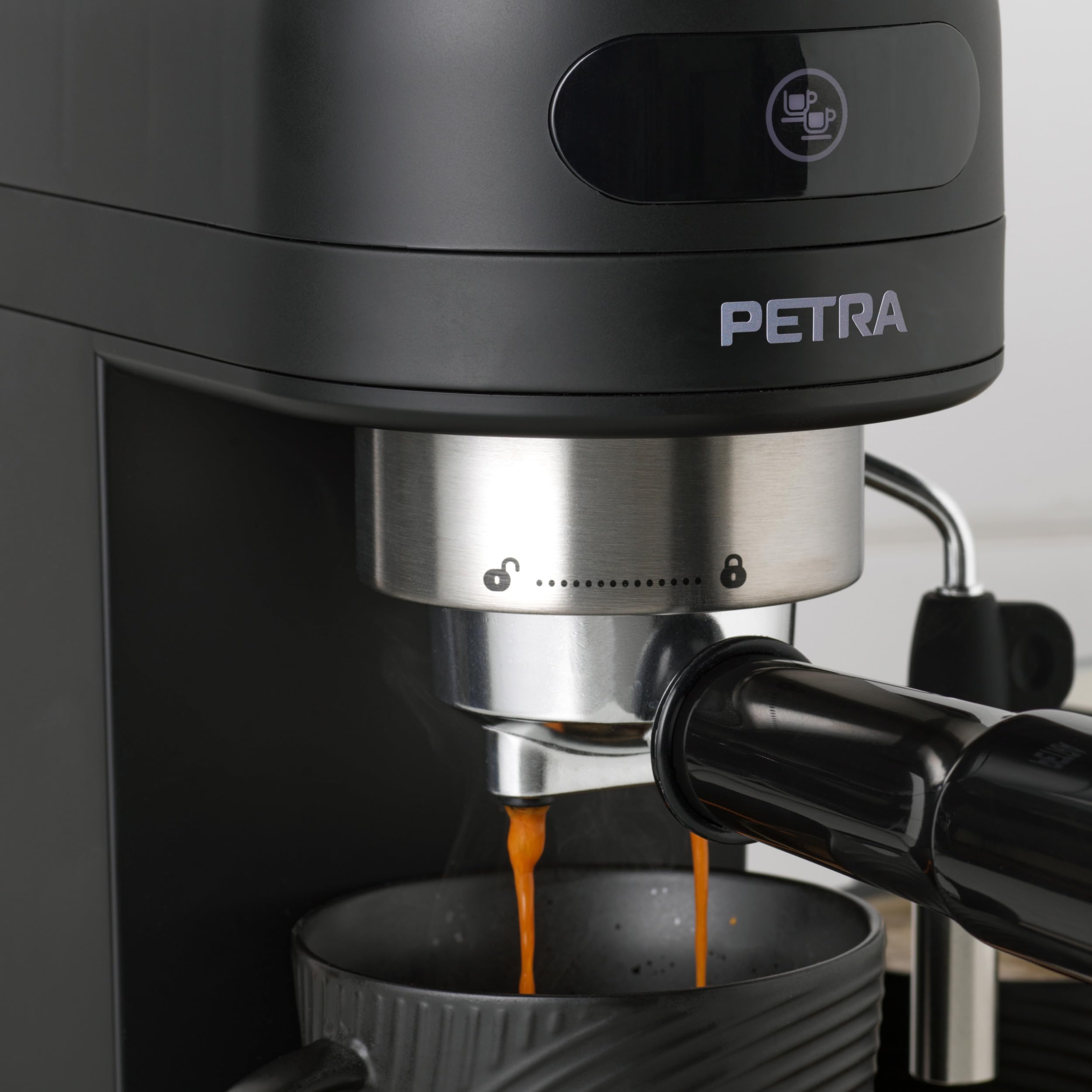 Petra PT5240 Cafetera Espresso - con espumador de leche, depósito de 1,4 l, expreso de estilo barista simple o doble, Máquinabomba de presión italiana de 15 bares, apta para café molido, 1465 W, negra