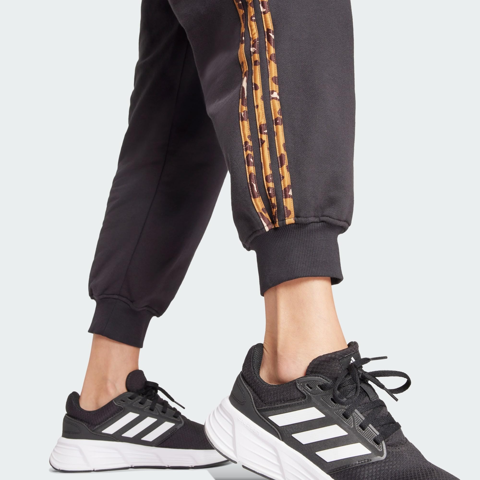 Adidas - Essentials 3-Stripes Animal-Print 7/8 Pants, Pantaloni Donna