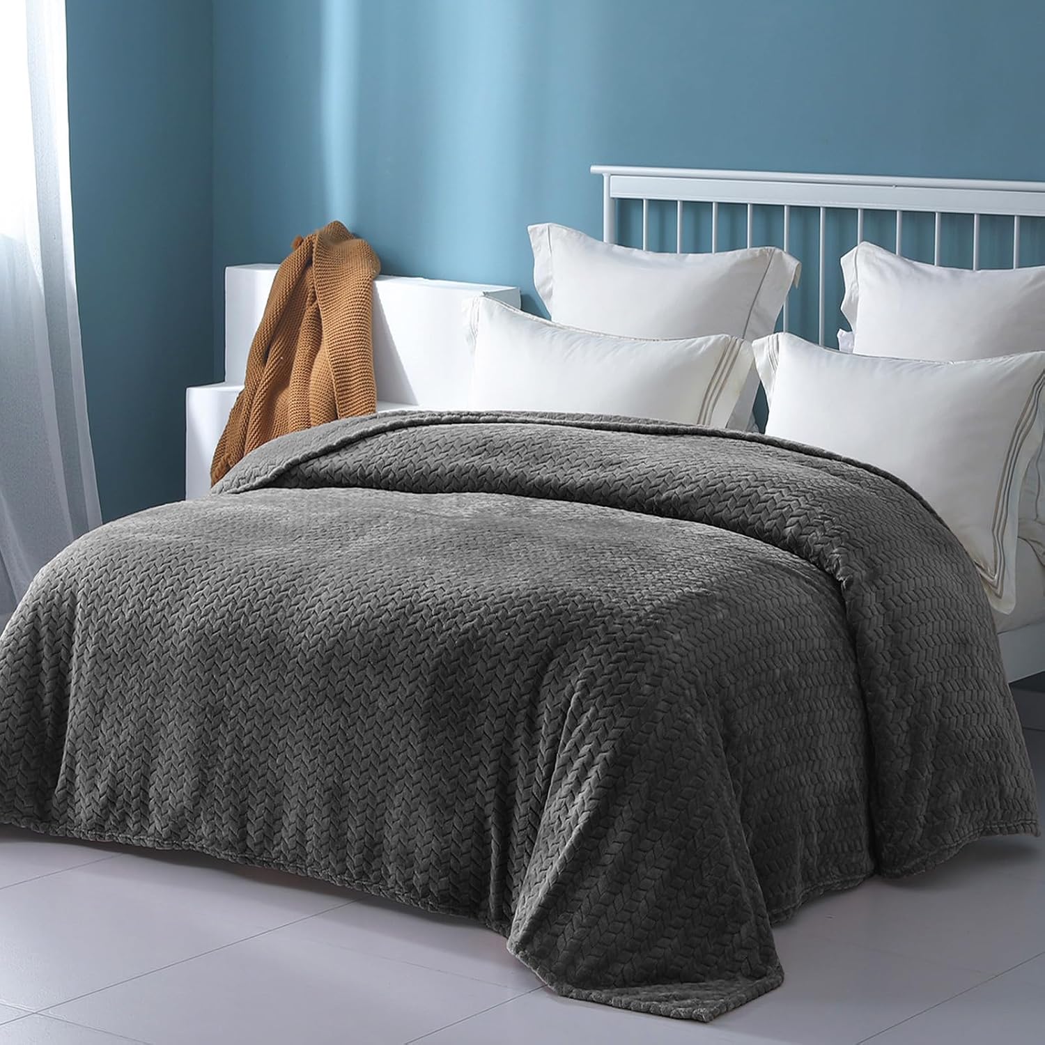 Exclusivo Mezcla Fleece Blanket Twin Size for Bed, Dark Grey Soft Plush Bed Blanket, Lightweight Flannel Throws for All Seasons, 90x66 Inches