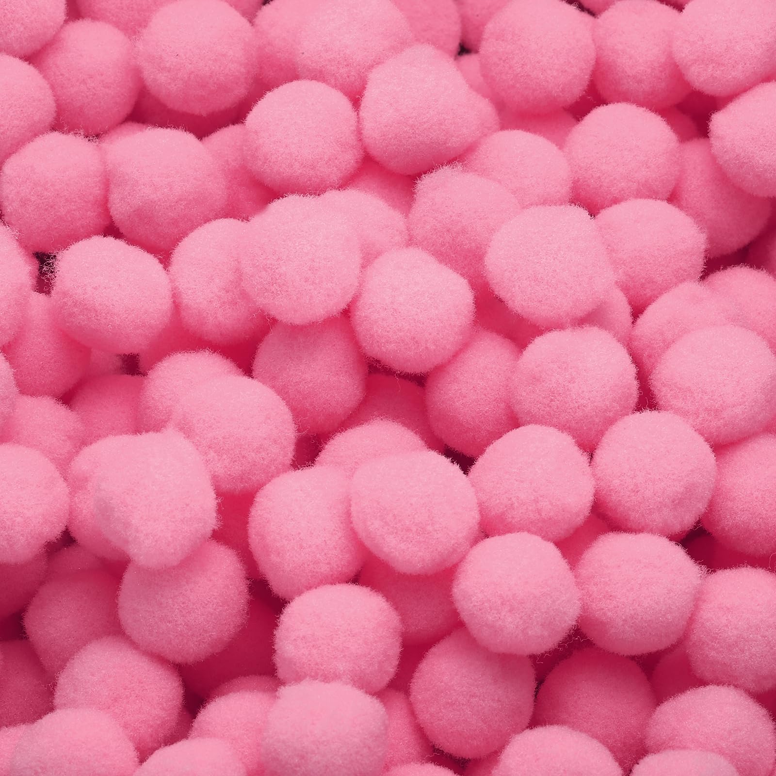 Mini pompons duveteux roses pour customiser les vêtements d'enfants et les accessoires de fête