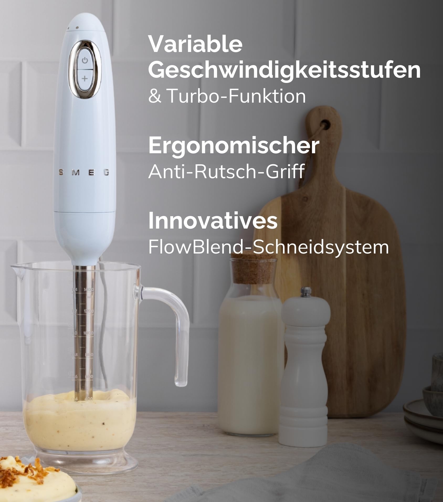 Smeg, Stabmixer HBF03CREU, Turbo-Funktion und Flowblend-Schneidesystem, mit Rutschfestem Griff, Integrierter Kabelaufwicklung, Inklusive Zubehör, 700W Leistung, Creme
