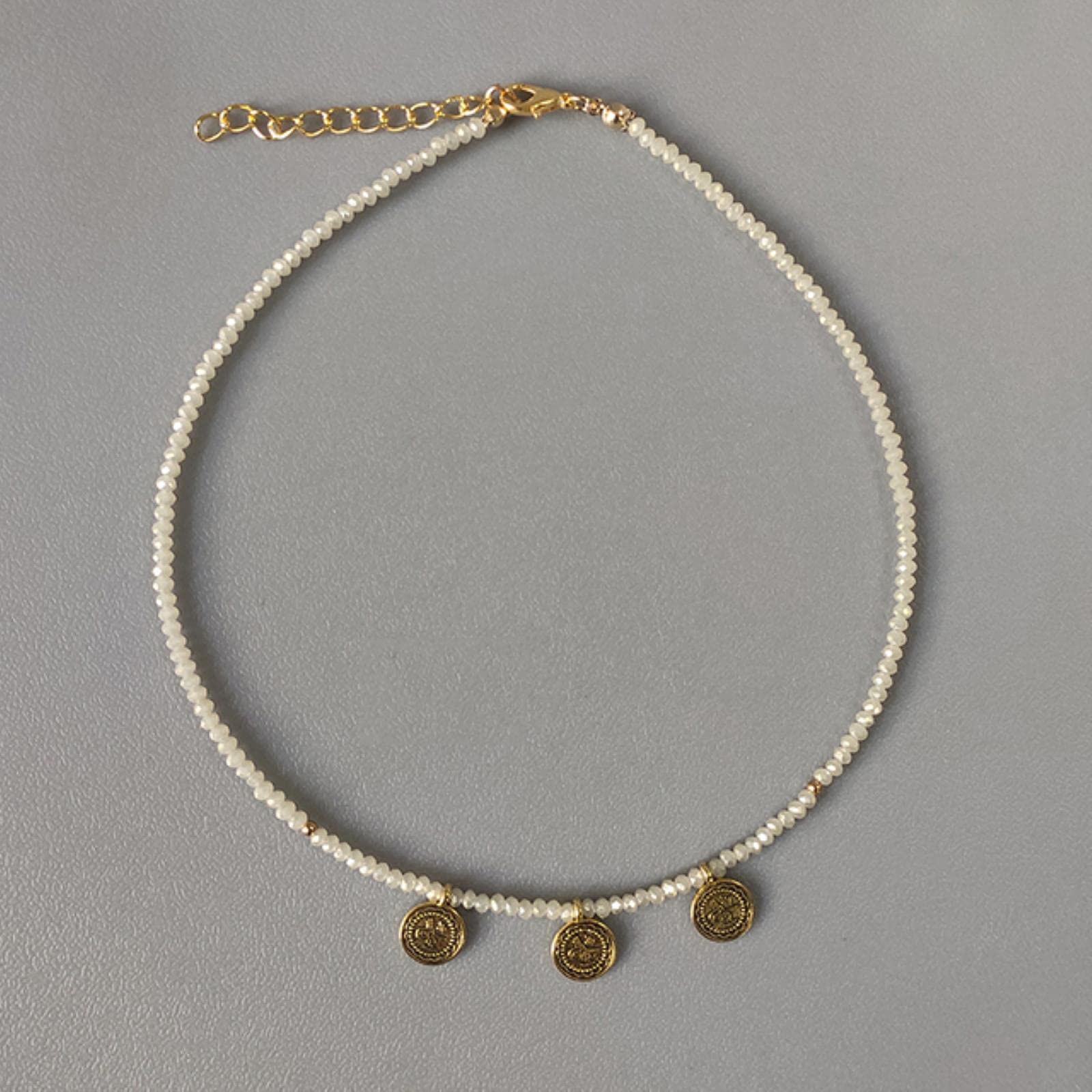SONGKSONGK Collar de Perlas de Agua Dulce pequeño Exquisito para Mujer, Gargantilla de Perlas Naturales Simples a la Moda, Accesorios de Color Dorado, Regalo Adornado