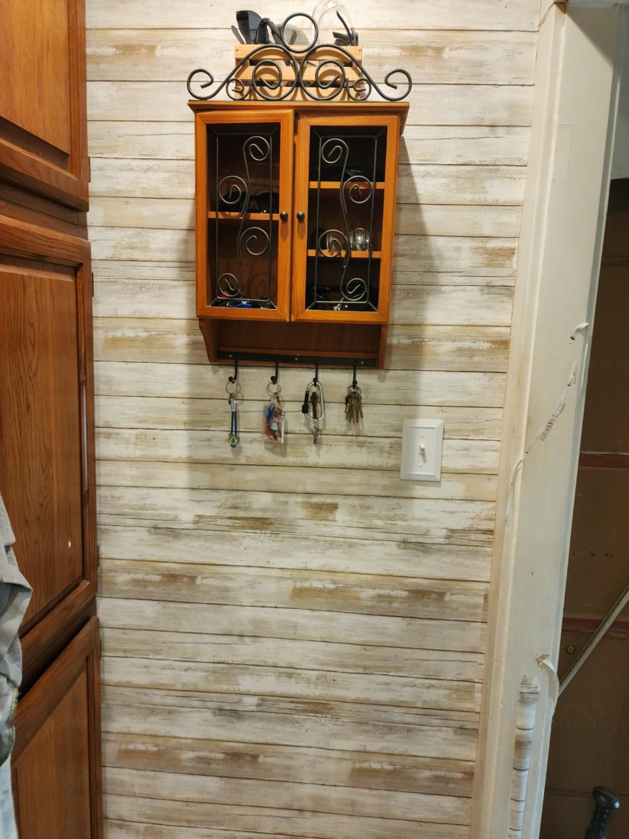 7/mo Finance RoomMates RMK9050WP White Distressed Wood Peel and