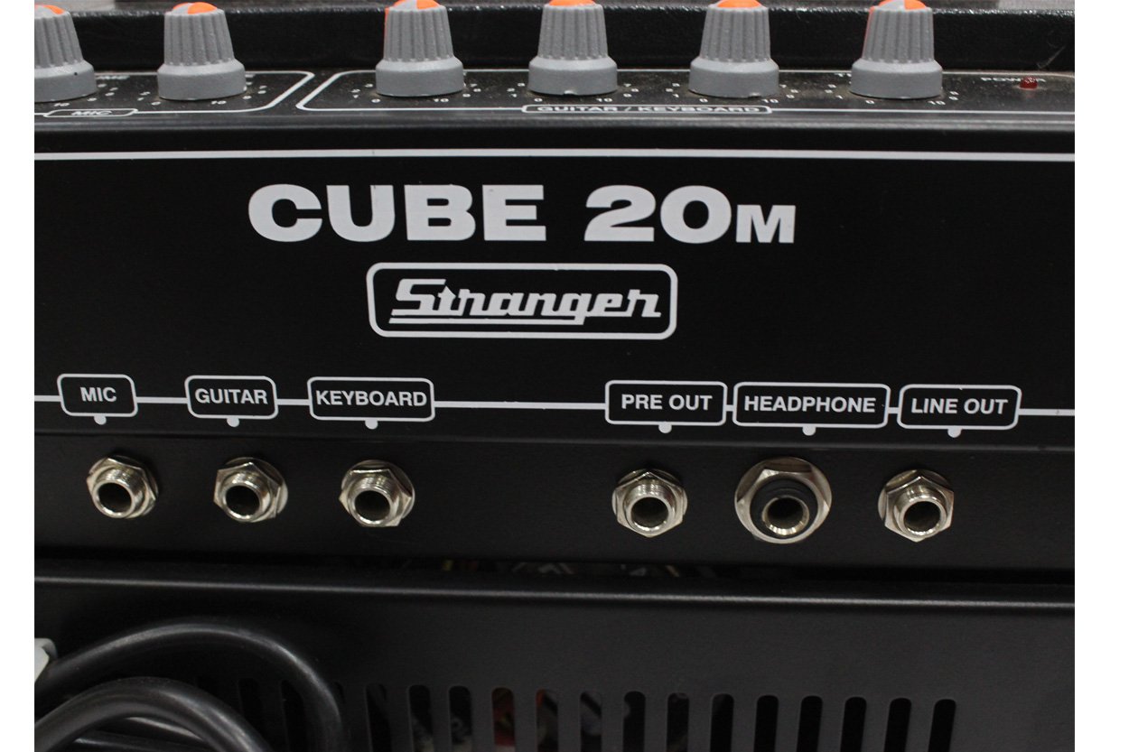 Input and output jacks on Stranger Cube 20 amplifier