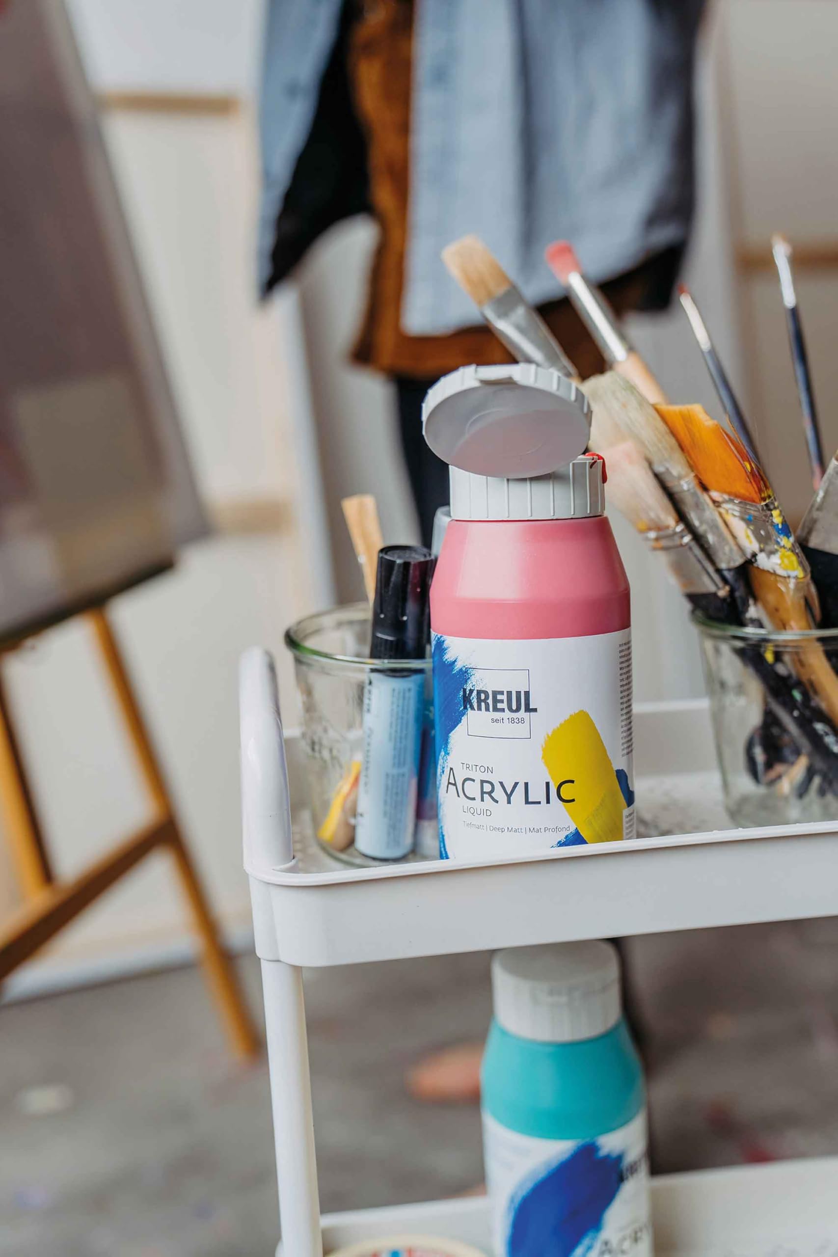 KREUL 17800 - Triton Acrylic Liquid im Powerpack, Set mit 8 x 750 ml Farbe, Hochwertige Künstler-Acrylfarben in Studienqualität mit leicht fließendem Charakter, in praktischer Tragebox