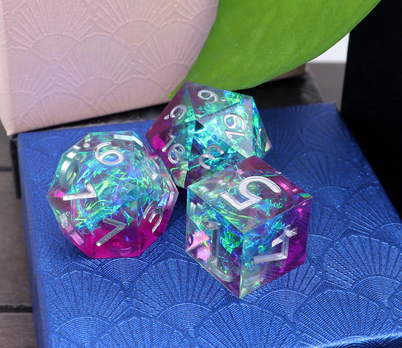 Jeu de dés DND en résine, dés polyédriques violets et bleu lac galaxie pour jeux de table Donjon et Dragons D&D RPG, fabriqués à la main avec coffret cadeau