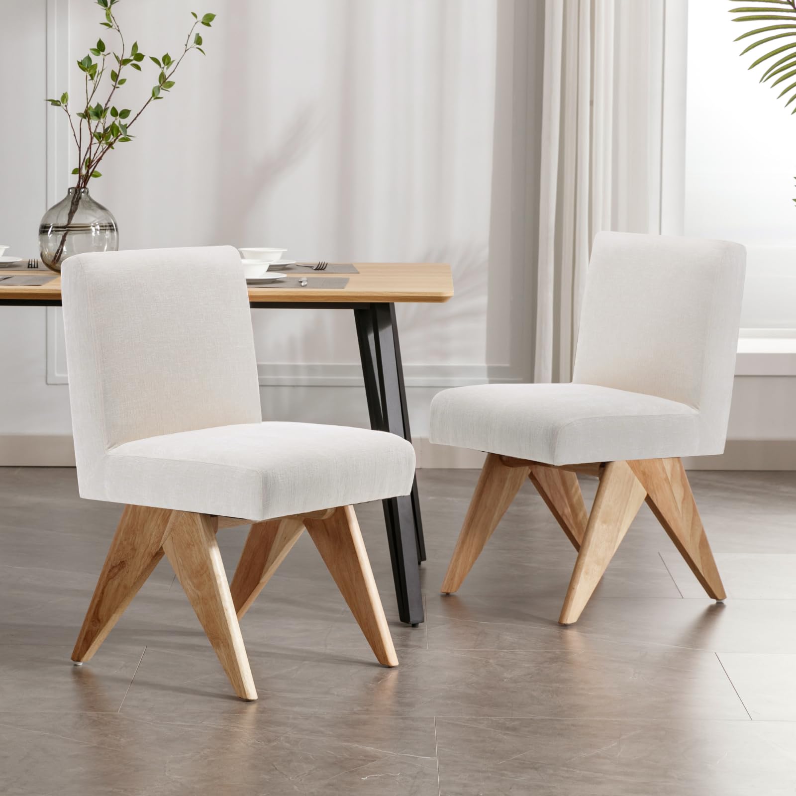 Silla de comedor tapizada en blanco con patas de madera clara