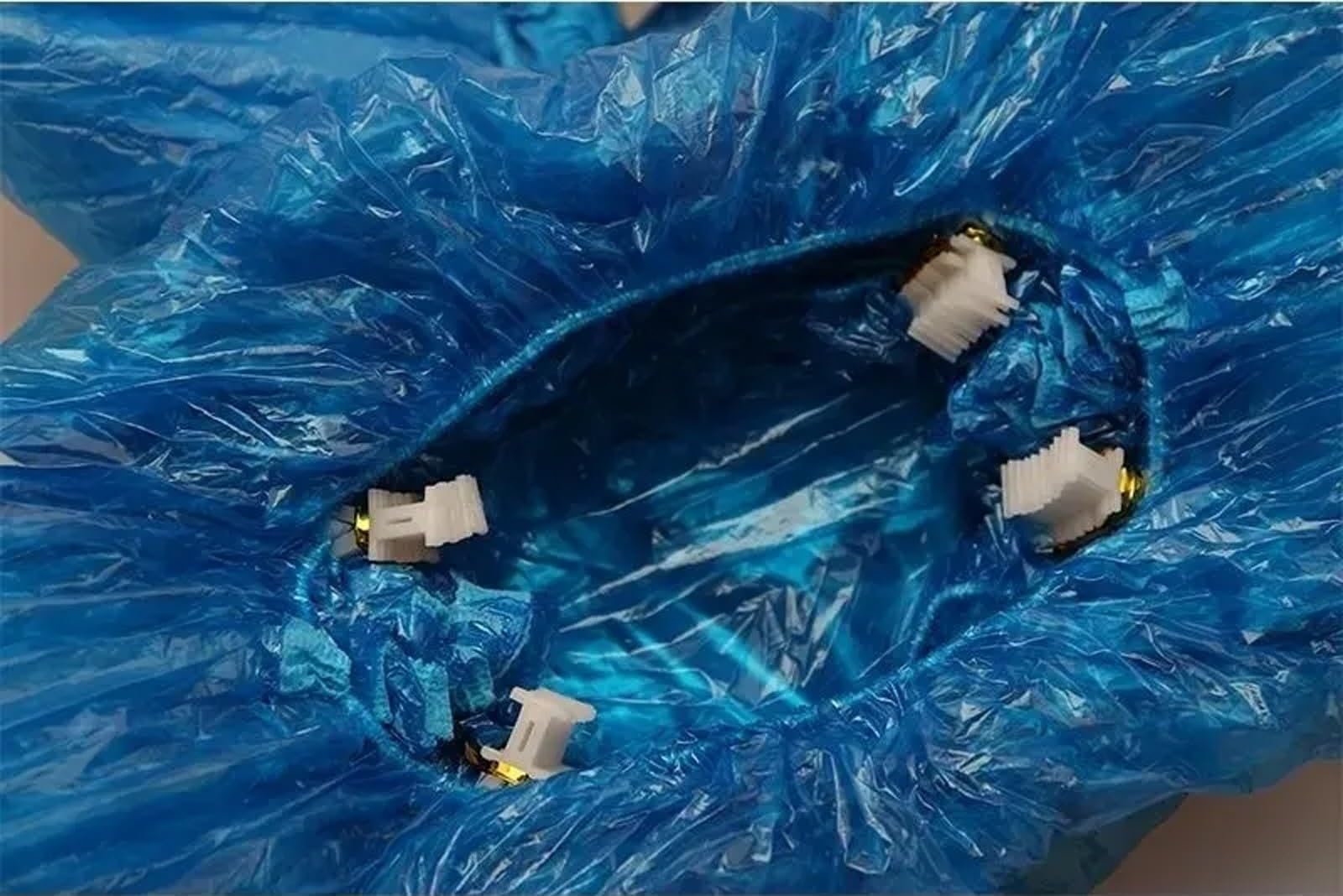 Wkłady do ochraniaczy na buty z klamrą w kształcie litery T, opakowanie 100 jednorazowych ochraniaczy na buty PE, odporne na rozdarcia, idealne do domu i biura (różowe, 100 par)