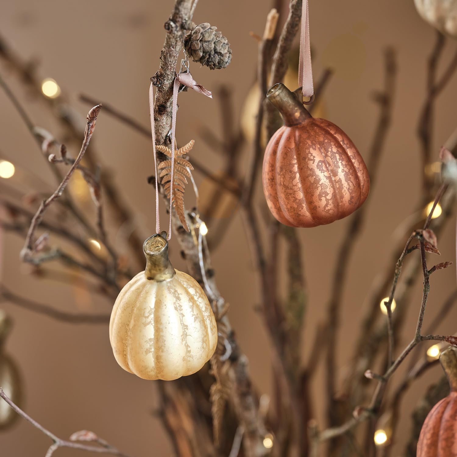Lights4fun Set Filz Baum und Glas Kürbis Orange mini Kürbis Deko Halloween Deko Kürbis Herbstdeko Künstlicher Baum Halloween