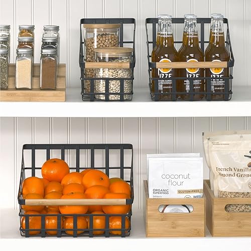Miniatura 2 de mDesign Cesta organizadora de almacenamiento de cocina de alambre de metal delgado inclinado con mango de madera para organización de despensa,