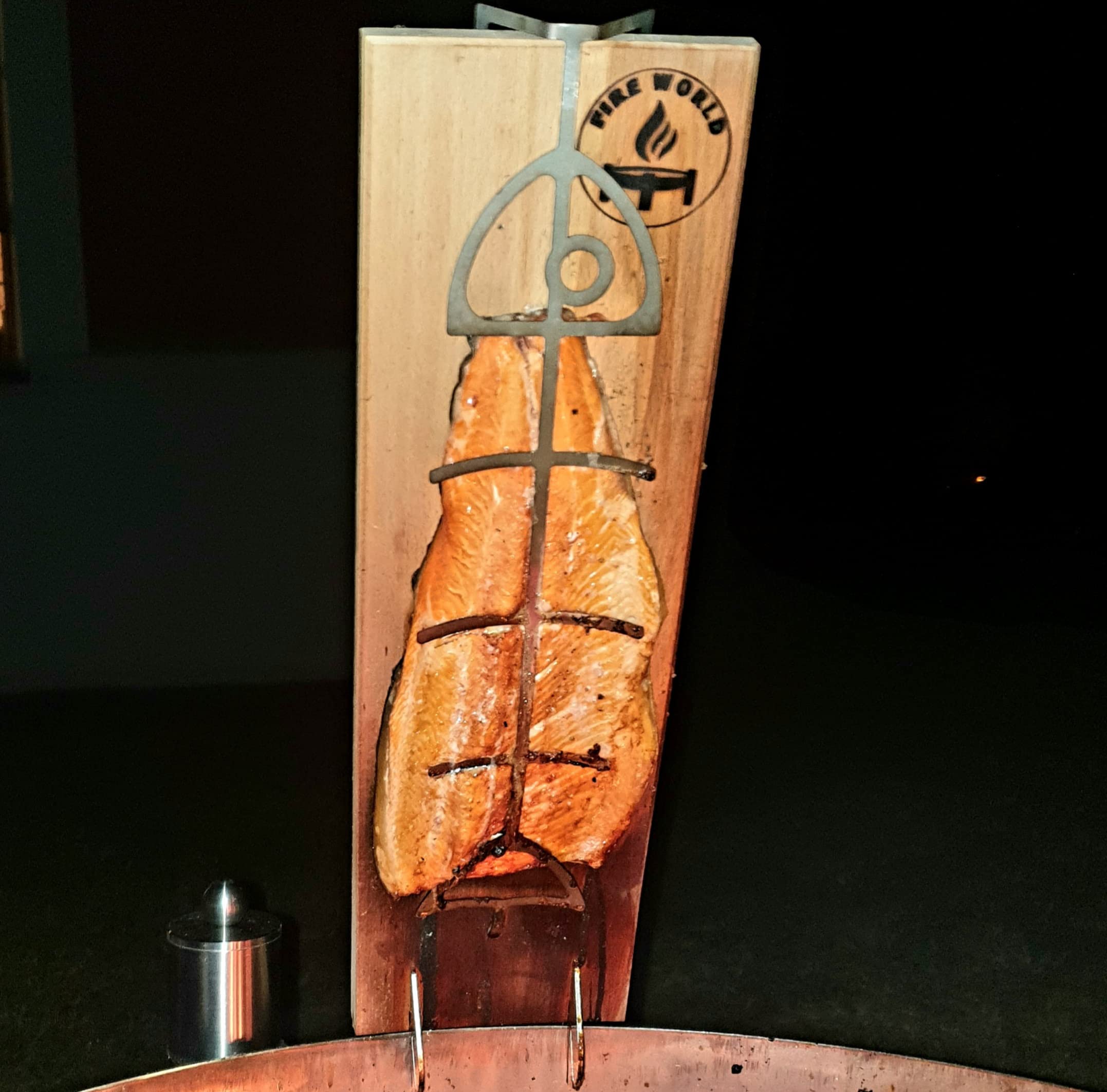 Fire World - Flammlachsbrett - 1er Set Flammlachsbrett - Flammlachsbretter mit Halterung aus Edelstahl - Lachsbrett aus Buche - Feuerschale - Räucherbrett - Flammlachs - Made in Germany