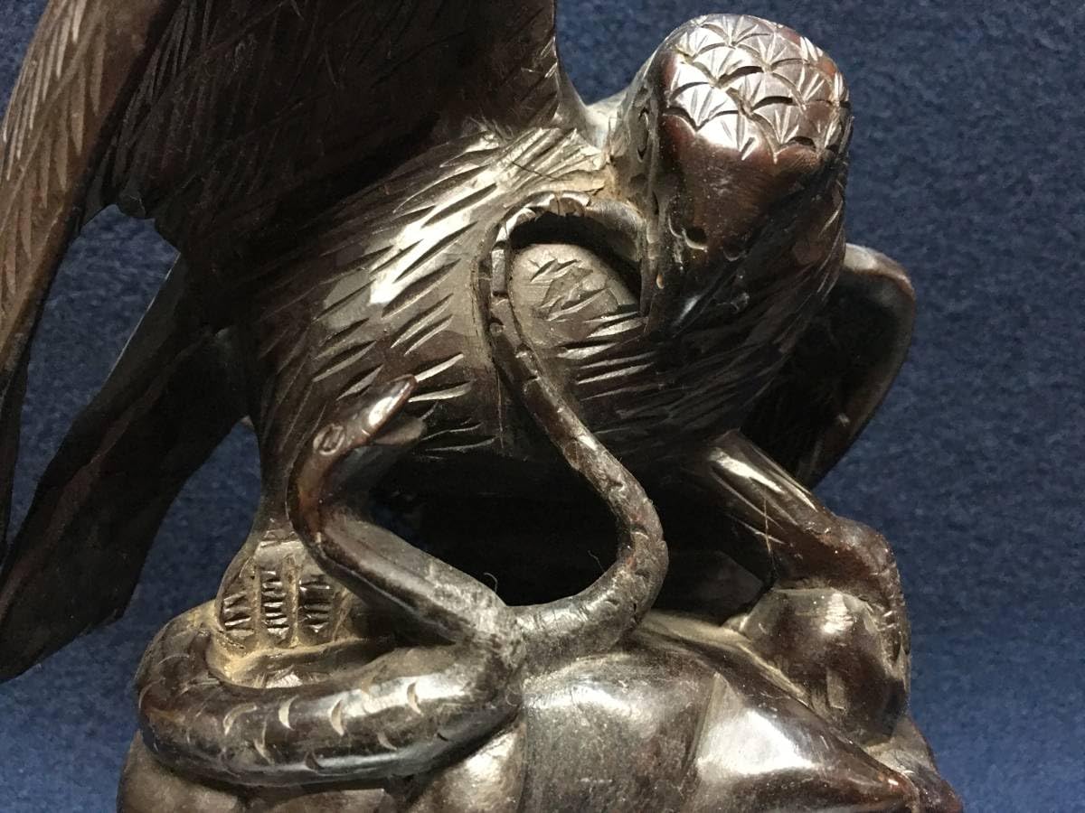 木製鷲の彫刻一刀彫　置物 大 Amazon.co.jp: 逸品堂 木彫 彫刻 細密 鷹と蛇 戦いの模様 鷲