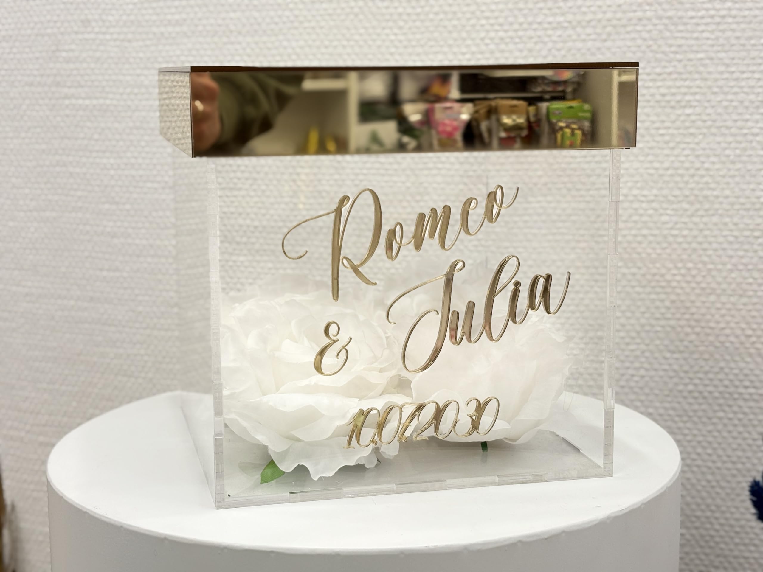 Happenings Urne de mariage personnalisée en verre acrylique miroir doré, ornée de roses blanches – boîte à enveloppes élégante avec prénoms et date – décoration chic pour mariage