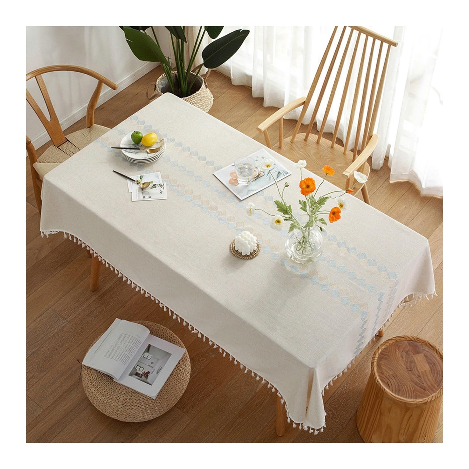 Nappe de table bleue broderie idéale pour repas de famille
