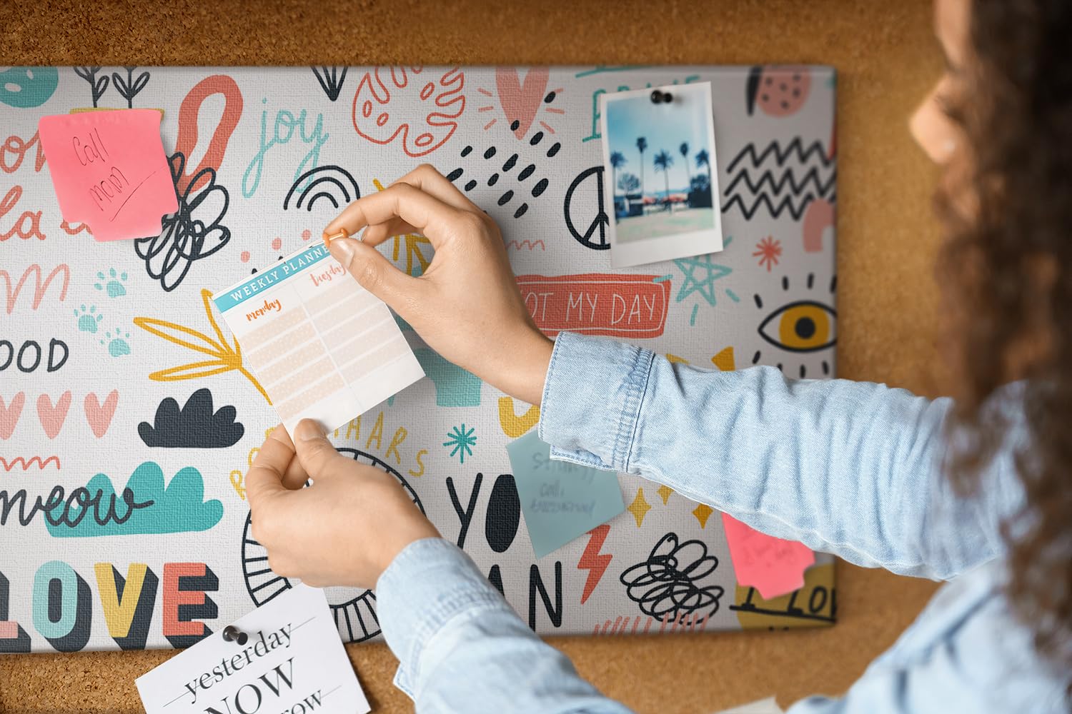 Pinnwand Korkmaterial Set inkl. Stecknadeln | Funktionale Infotafel für Büro, Schule, Küche | Organisation von Aufgaben, Notizen, Terminen, Fotos, Projekten 60x40 - bunt - Handzeichnungen