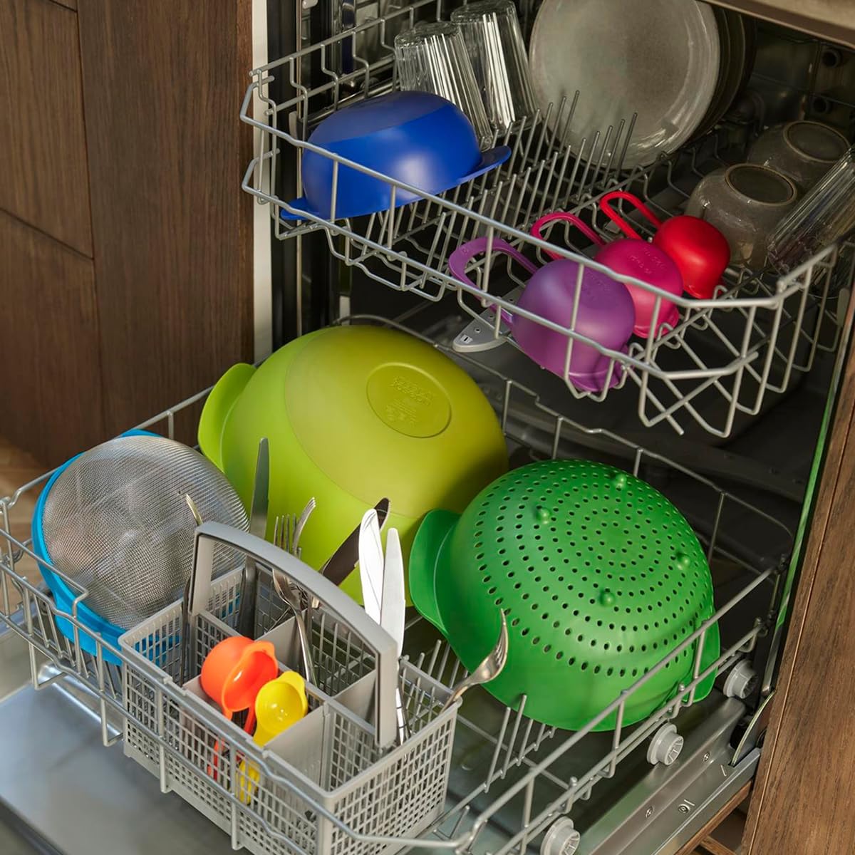 Joseph Joseph Nest 9 Plus, set compatto per la preparazione dei cibi con ciotole per mescolare, misurini, setaccio e colino, multicolore