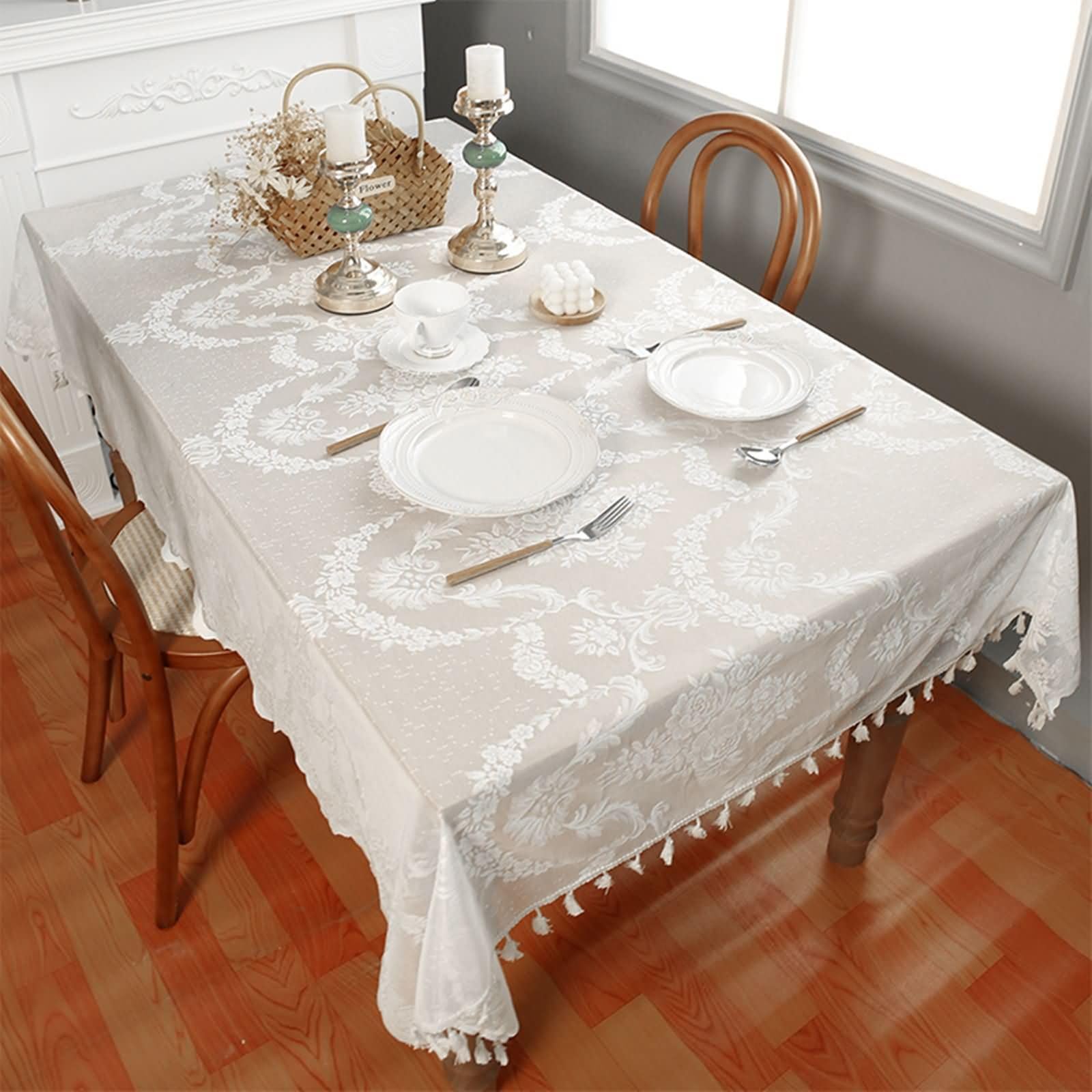 Nappe 140x300 cm en polyester lavable Beydodo brodée avec pompons
