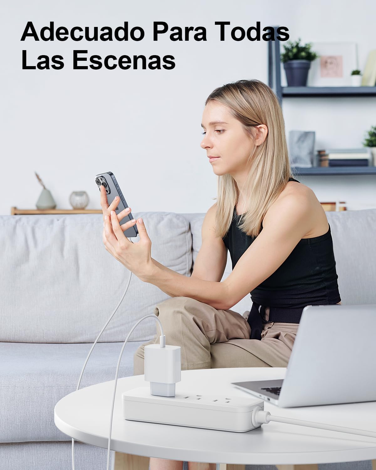 Cargador blanco con cable largo conectado a un iPhone sobre escritorio