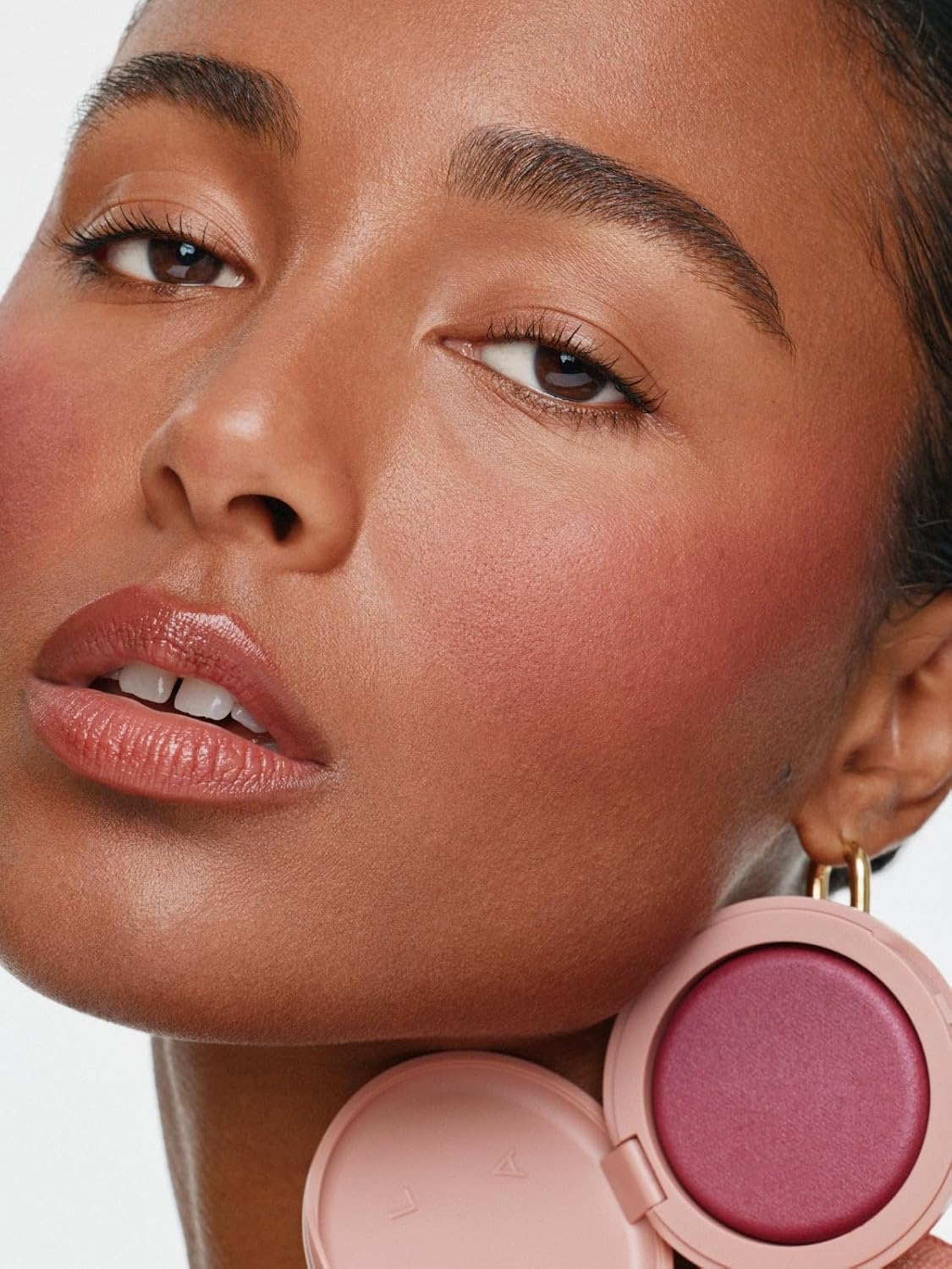 ILIA - Soft Focus Blurring Blush | Non-Comedogenic, Talc-Free, Vegan, Cruelty-Free | Featherweight Color + Soft-Focus Filter (Magnetic - Rich Berry, 0.15 oz | 4.5 g)
