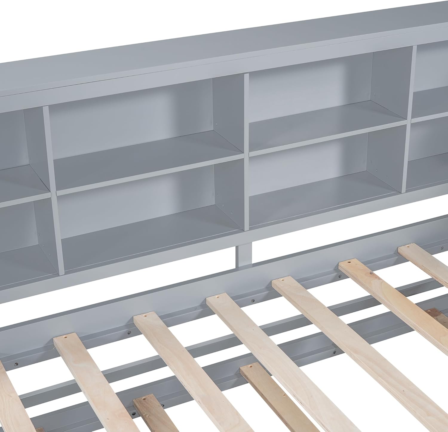 Od blizu view of the L-shaped bookcase shelves