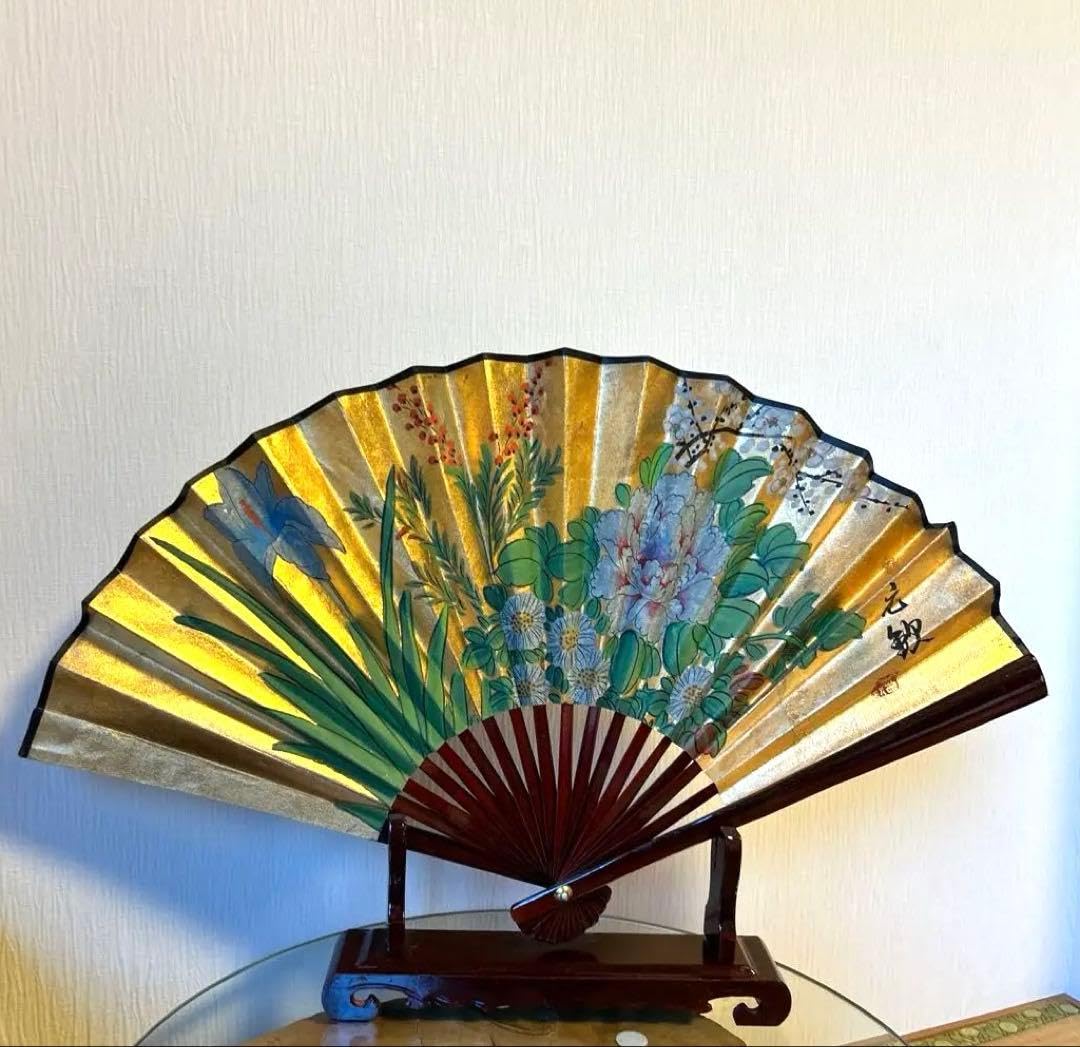 扇　70cm四季の花　花柄の金色木製スタンド付き Amazon.co.jp: 扇 70cm四季の花 花柄の金色木製スタンド付き
