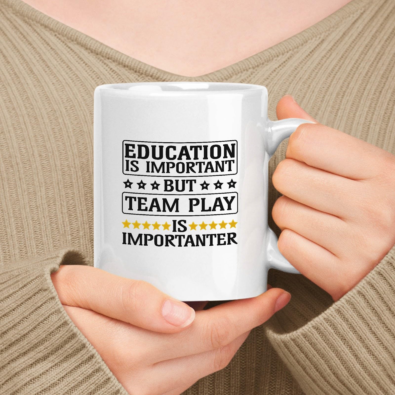 Divertente regalo per gli amanti del gioco di squadra, tazza in ceramica bianca da 325 ml – Education is important but team play is importanter