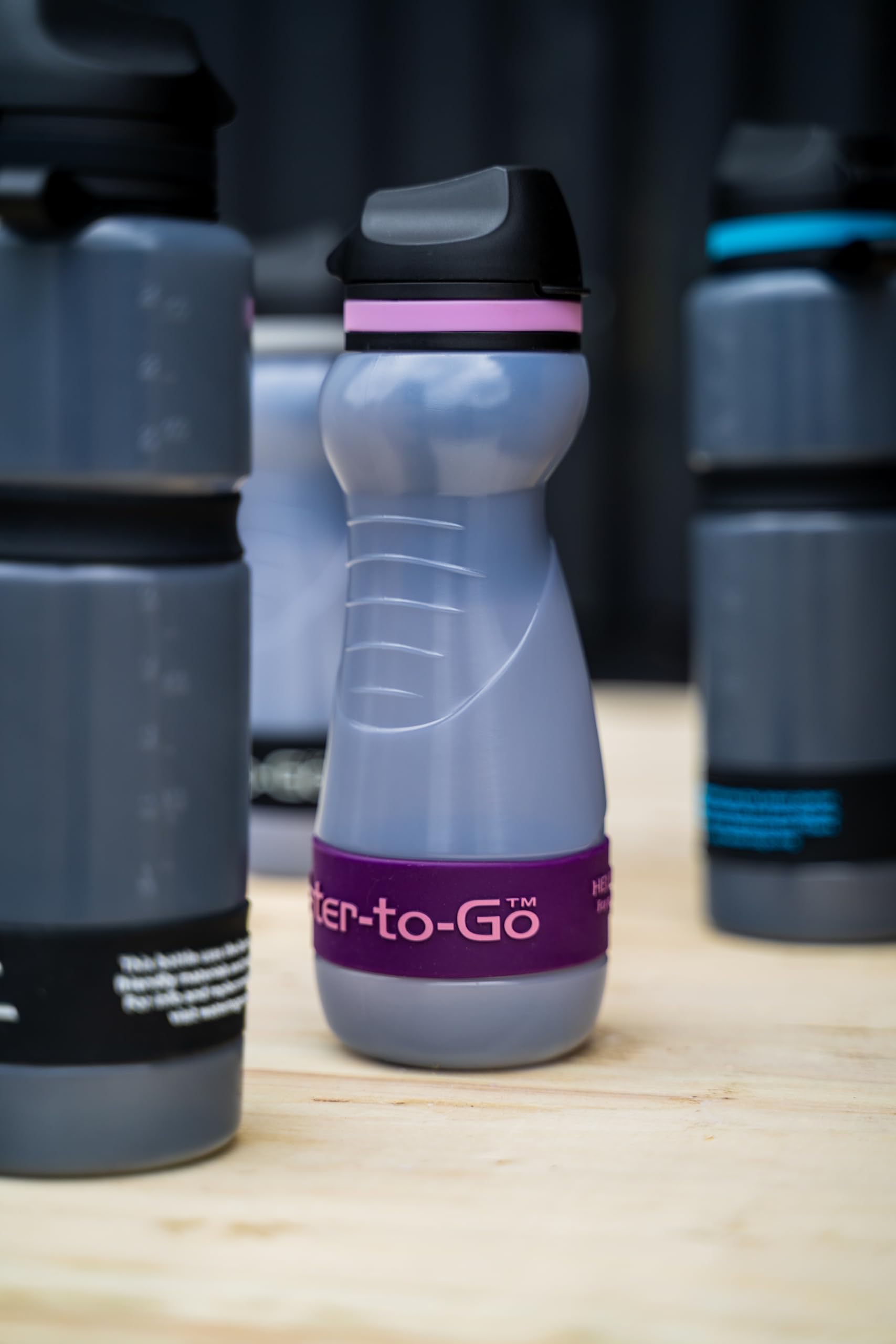 WATER TO GO Borraccia 0,55 L con Filtro - Acqua direttamente da fiume, lago o rubinetto | Ultraleggera e senza BPA | Capacità di filtraggio 200L | Perfetta per viaggi, kayak, campeggio e altro (Rosé)