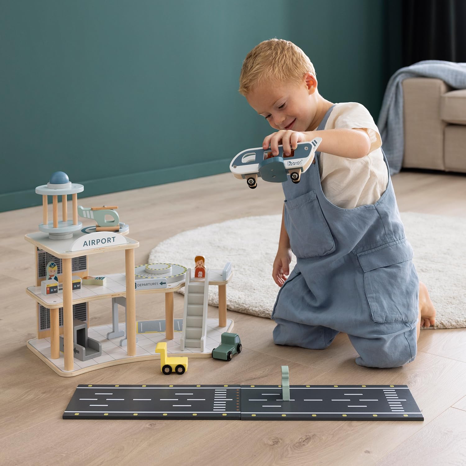 howa Spielzeug Flughafen Holz mit Flugzeug & Hubschrauber – Flugzeugspielset mit Landebahn, Tower, Fahrzeugen & 4 Spielfiguren – Holzspielzeug Set inkl. 18-teiligem Zubehör 7018