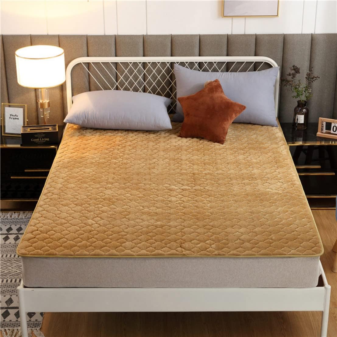 Plain Soft Bed Pad with 4 Elastic Bands Perfect for Sleeping Washable Comfortable to Sleep on Can be Used All Year Round Bed Pad Mattress Pad Mattress Cover (Light Pink 180 x 200 cm)