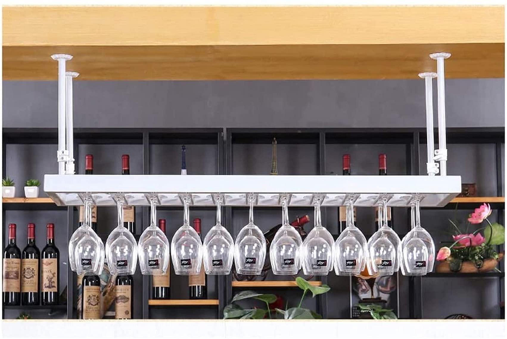 Casiers à vin de plafond pour éviter la casse des verres à pied fins
