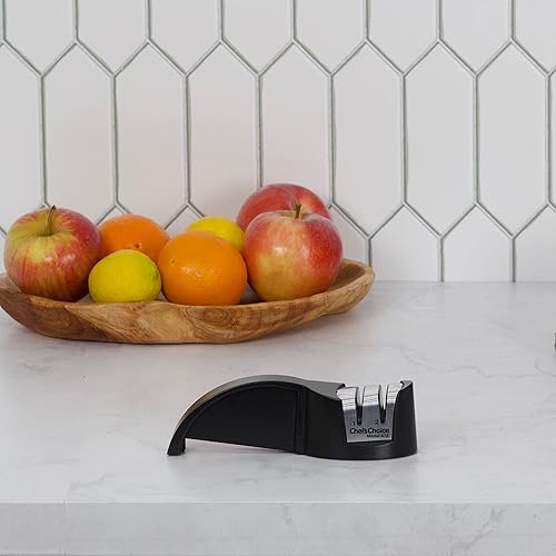 Miniatura 5 de Chef'sChoice Afilador de cuchillos manual con afilado abrasivo de diamante para cuchillos dentados y rectos tiene un diseño compacto y un agarre