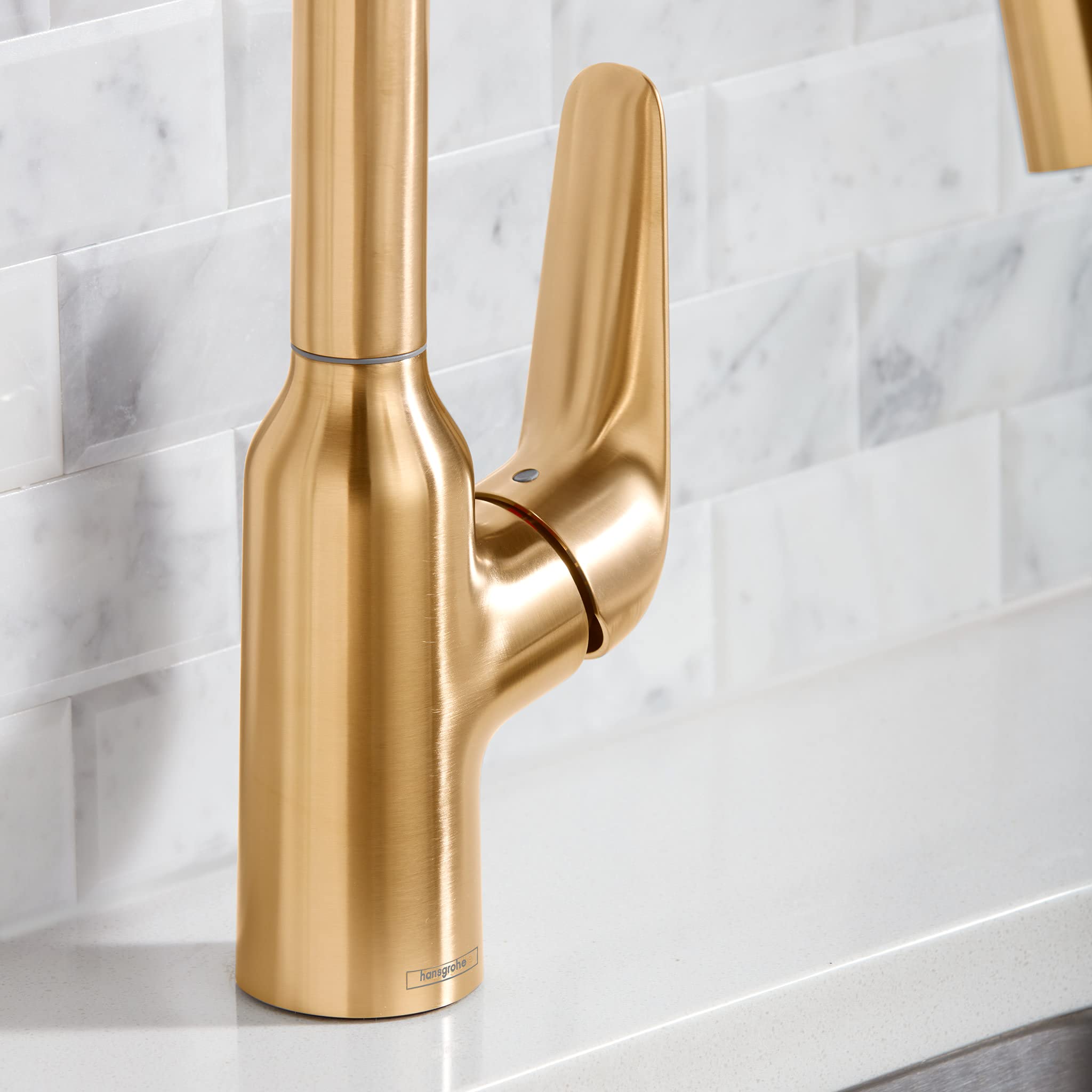 hansgrohe Focus N - Grifo de cocina de arco alto con 1 mango de 40,6 cm de alto, rociador de extracción fácil de limpiar en oro cepillado óptico, 71800251