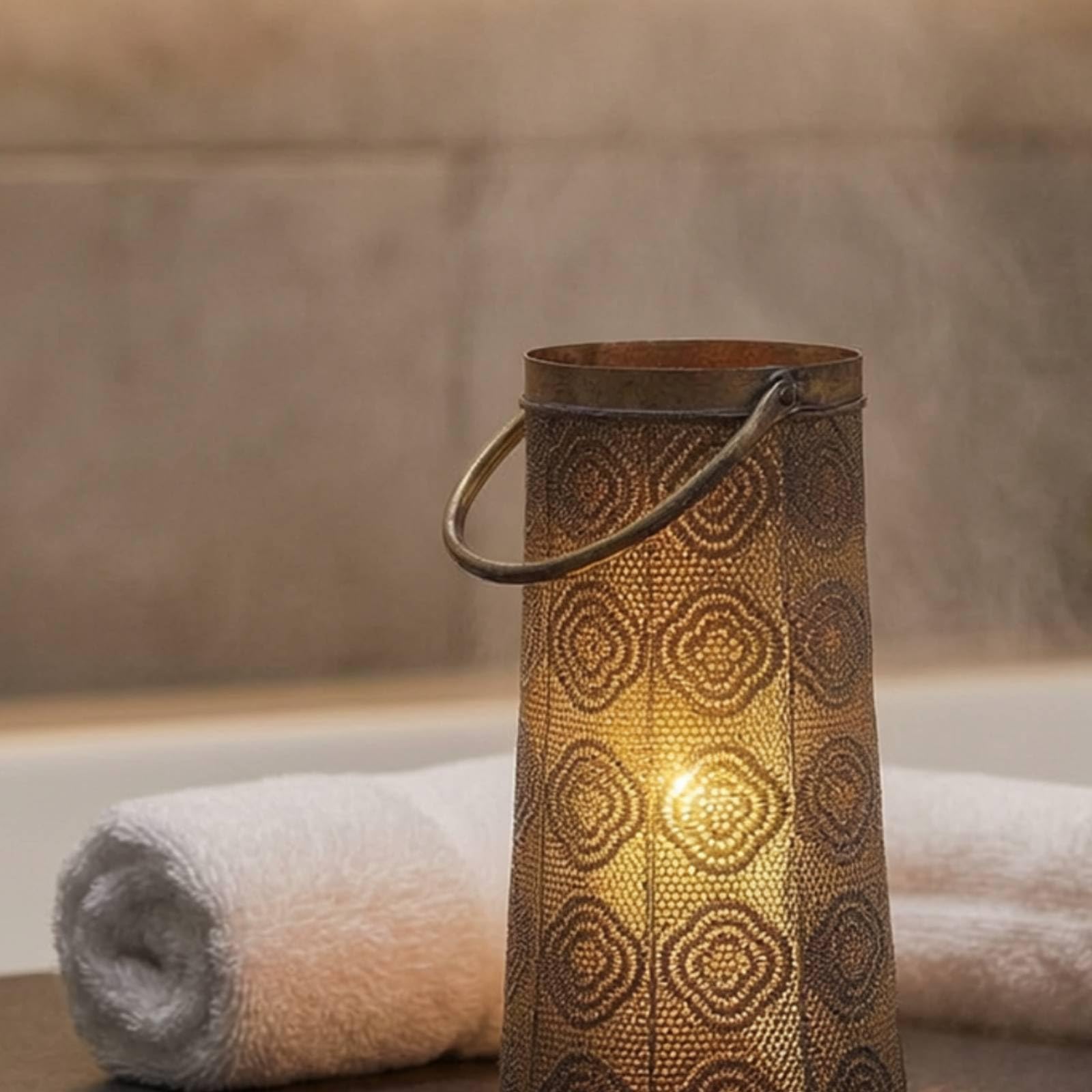 Portavelas Decorativo Linterna Metálica Farol Cilíndrico Portavelas de Hierro con Patrón Troquelado Base Estrecha con Patas Adecuado para Sala