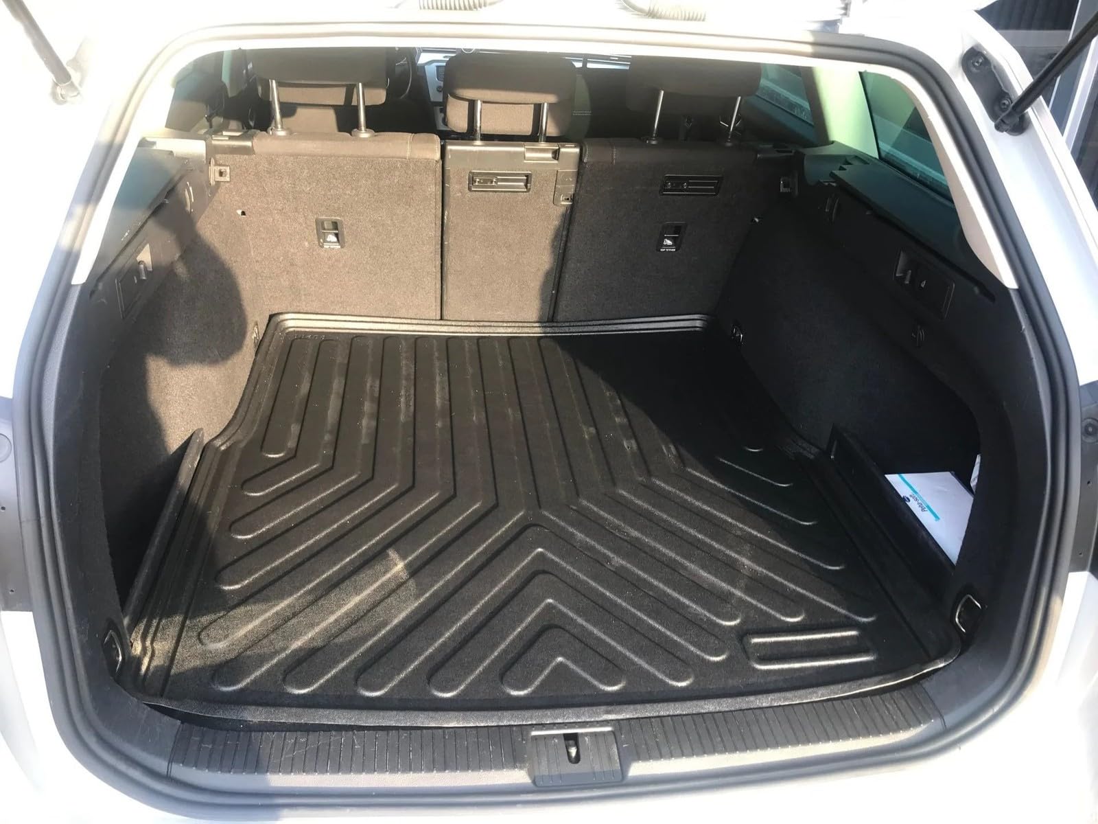 Rizline Dokładnie dopasowana mata do bagażnika 3D, kompatybilna z VW Passat B8 Variant Kombi 2015-2023, mata ochronna, akcesoria samochodowe, mata antypoślizgowa, ochrona krawędzi, TPE czarna