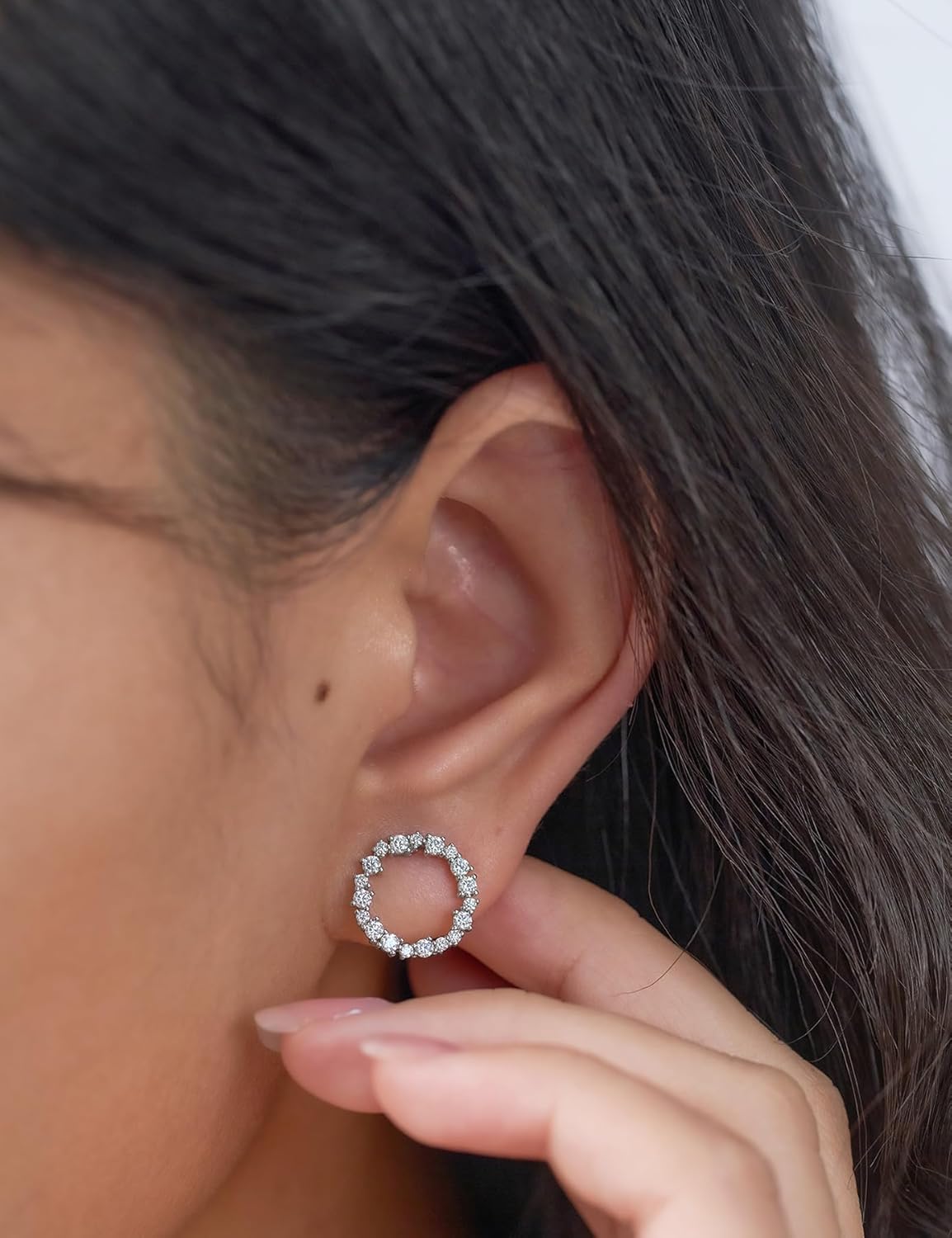 IMOLOVE Round Moissanite Stud Earrings for Women, 0.6ct Round Cut 925 Sterling Silver Fashion Earrings, 18K White Gold Plated Hypoallergenic Womens Stud Earrings