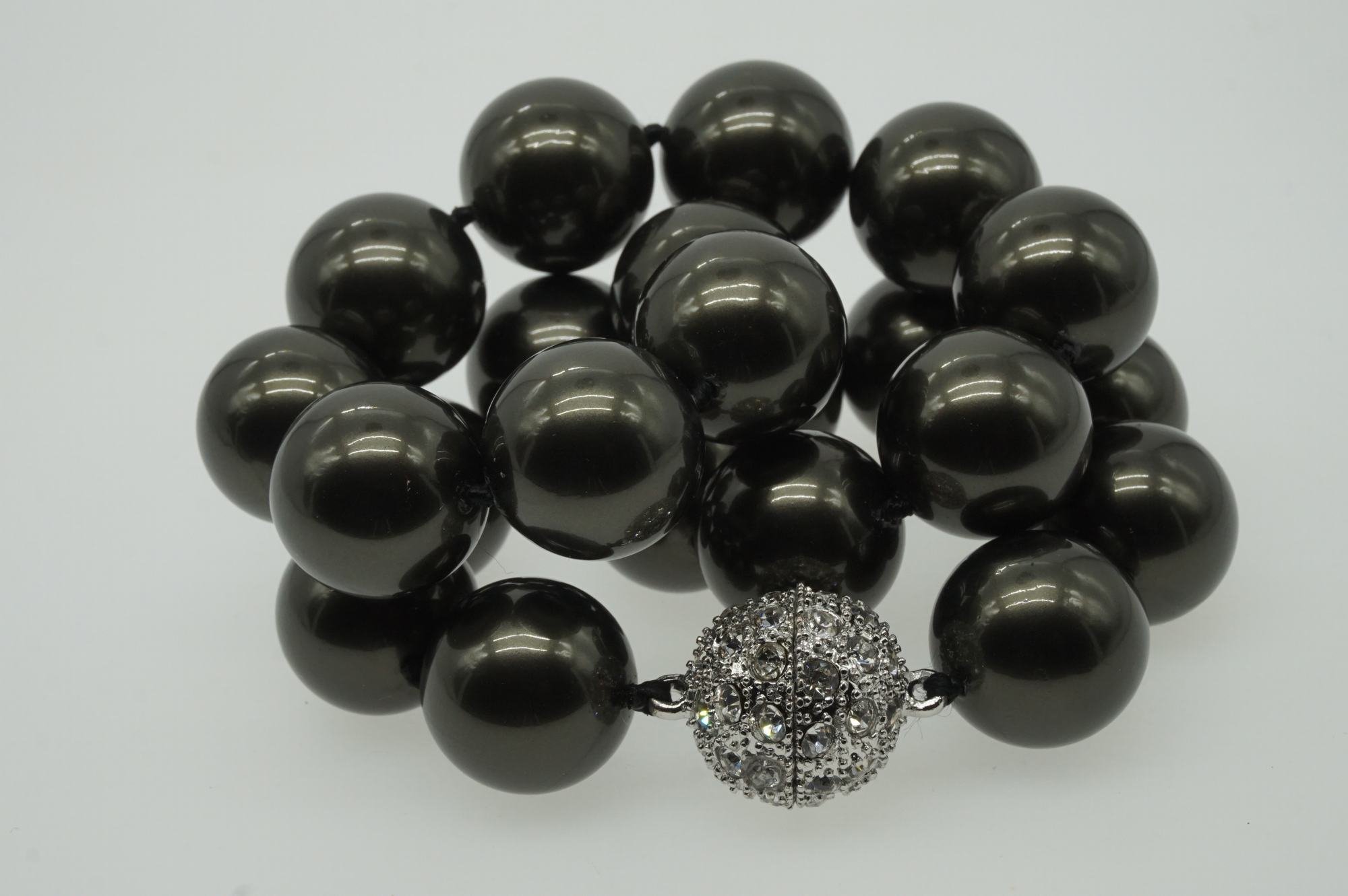 Perlenkette für Damen Magnetverschluß - mit schwarzen runden Perlen - Elegante Kette mit Muschelkernperlen für jeden Anlass - die Halskette - Choker Pearl Necklace für Frauen