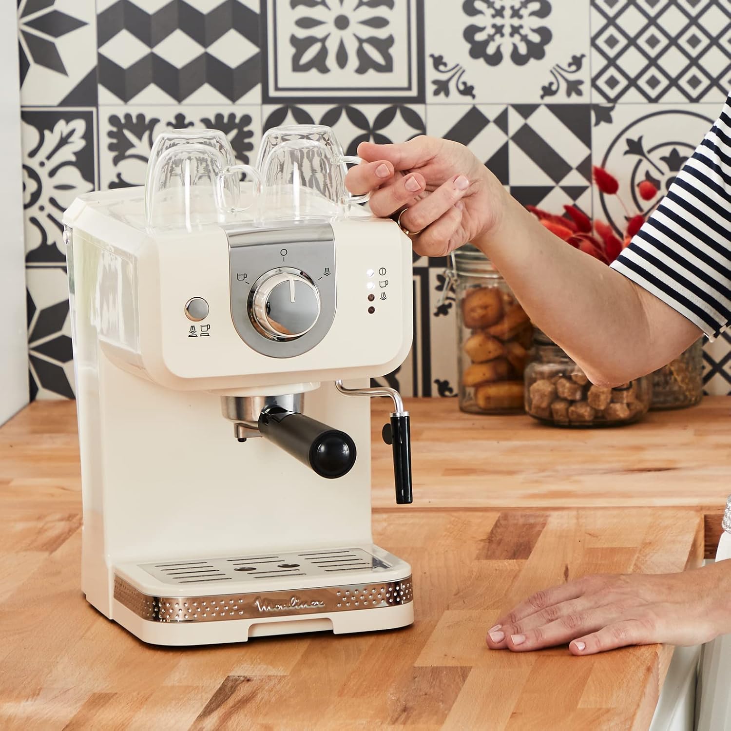 Espresso pouring from the Moulinex XP330A machine into a clear glass cup