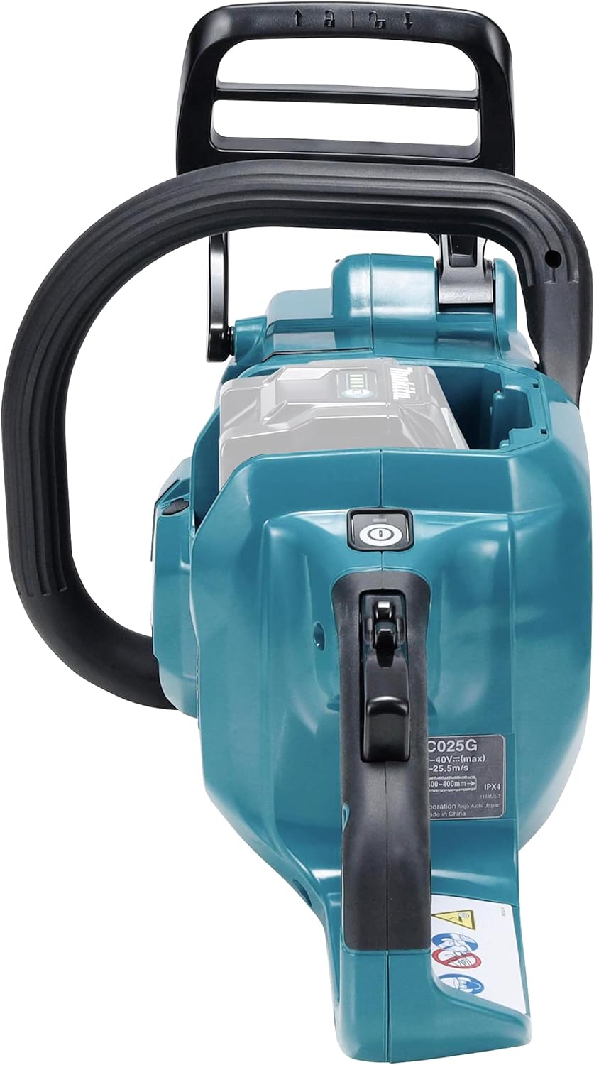 Makita UC025GZ Chainsaw rear view mostrant el compartiment de la bateria